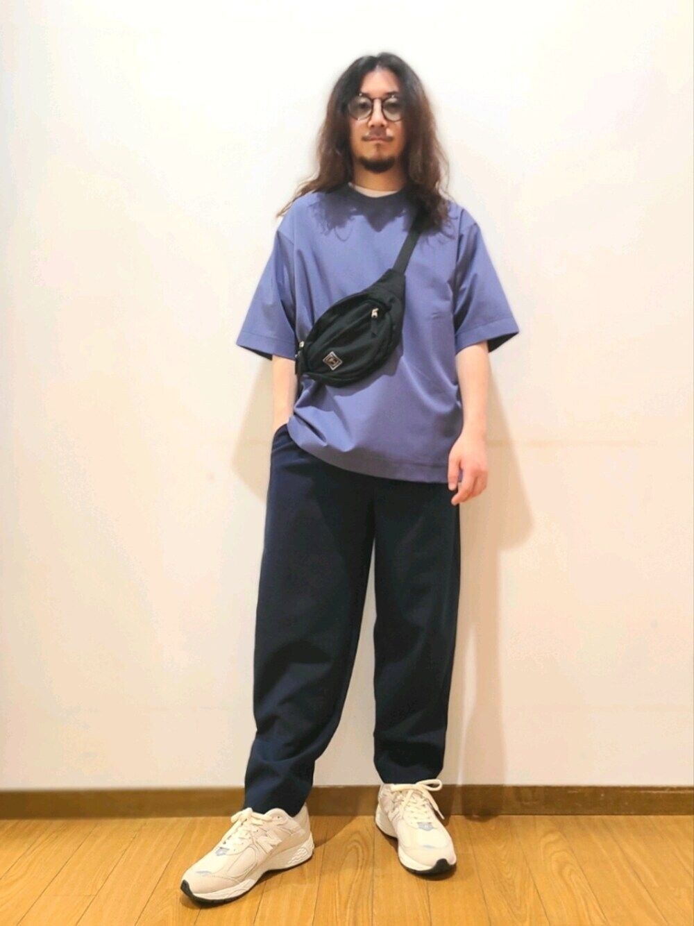 ブルー系のTシャツ/カットソー、ブルー系のその他パンツ、ブラック系のボディバッグ/ウエストポーチを着用したメンズの春コーディネートの1枚目の写真