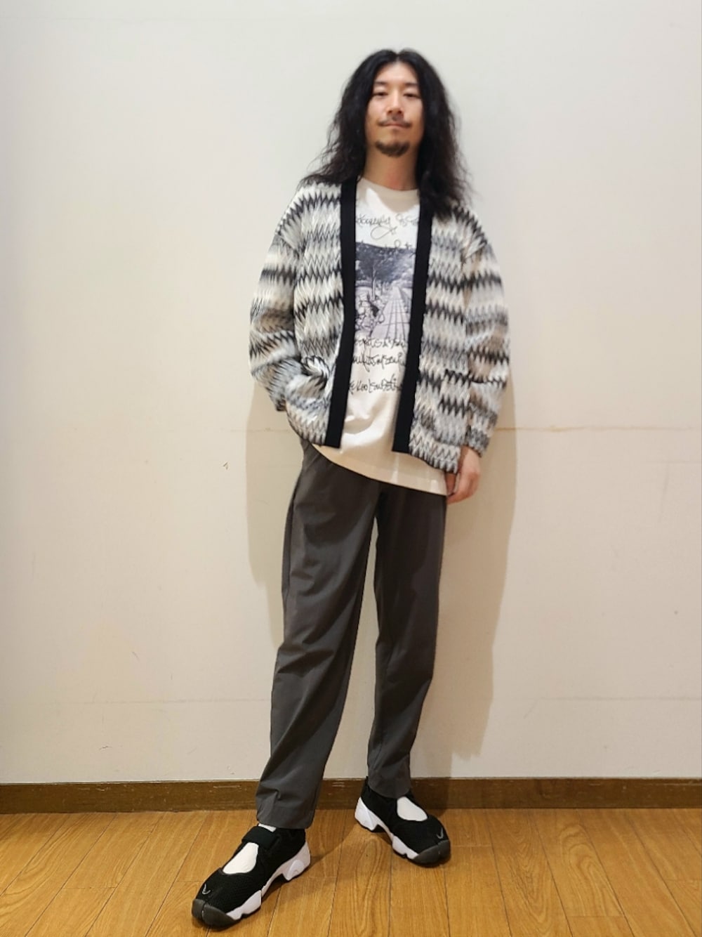 ホワイト系のTシャツ/カットソー、ホワイト系のニット/セーター、グレー系のその他パンツを着用したメンズの夏コーディネートの1枚目の写真
