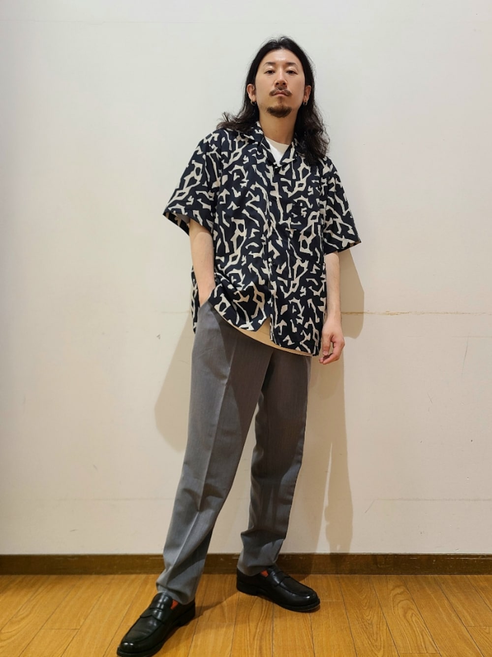 ブラック系のシャツ/ブラウス、ホワイト系のTシャツ/カットソー、グレー系のその他パンツを着用したメンズの春コーディネートの1枚目の写真