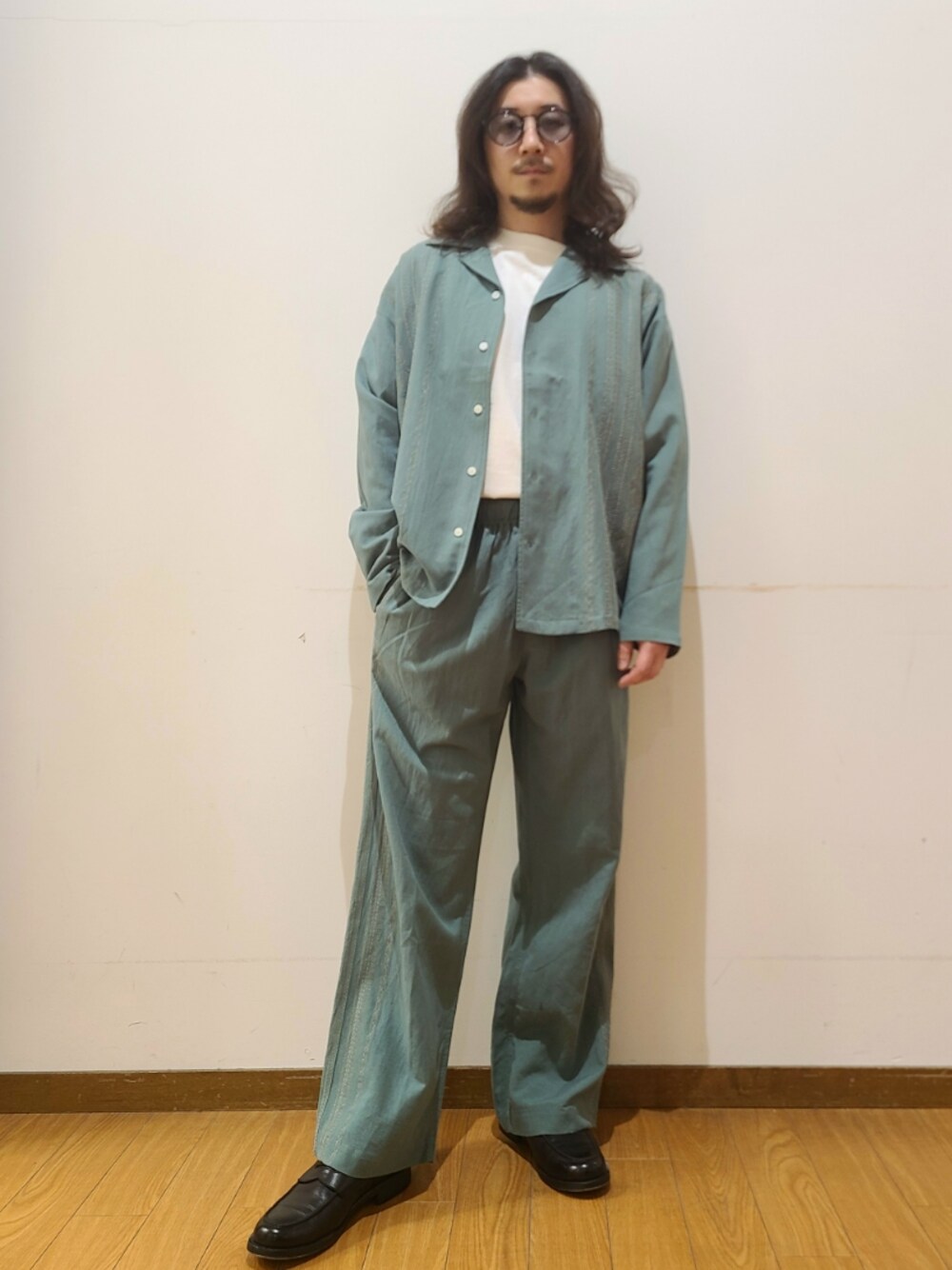 グリーン系のシャツ/ブラウス、グリーン系のその他パンツ、ホワイト系のTシャツ/カットソーを着用したメンズの春コーディネートの1枚目の写真