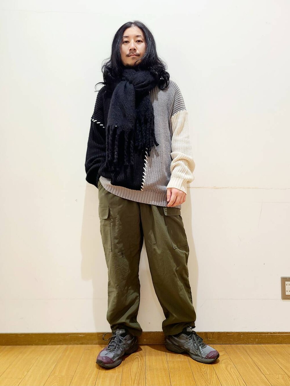 グリーン系のその他パンツ、ブラック系のニット/セーター、ブラック系のストール/ショールを着用したメンズの冬コーディネートの1枚目の写真