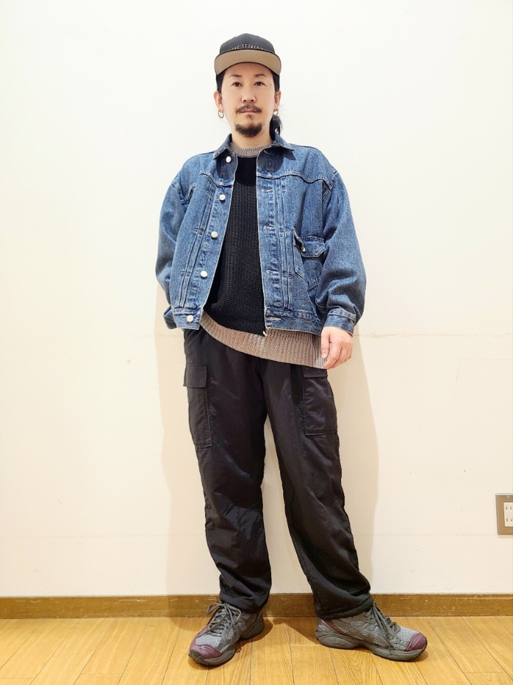 ブラック系のニット/セーター、ブラック系のその他パンツ、ブラック系のキャップを着用したメンズの秋コーディネートの1枚目の写真