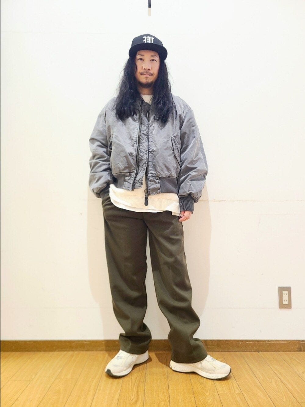 グリーン系のその他パンツ、ホワイト系のニット/セーター、グレー系のMA-1を着用したメンズの冬コーディネートの1枚目の写真