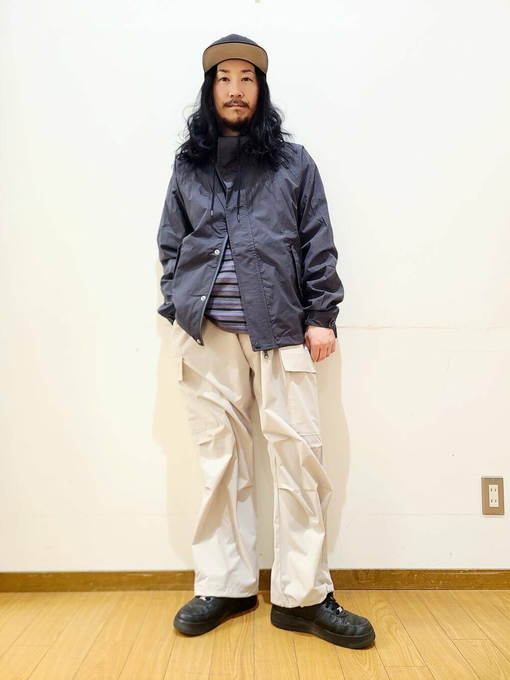 ブラック系のマウンテンパーカー、ホワイト系のその他パンツ、グレー系のTシャツ/カットソーを着用したメンズの冬コーディネートの1枚目の写真