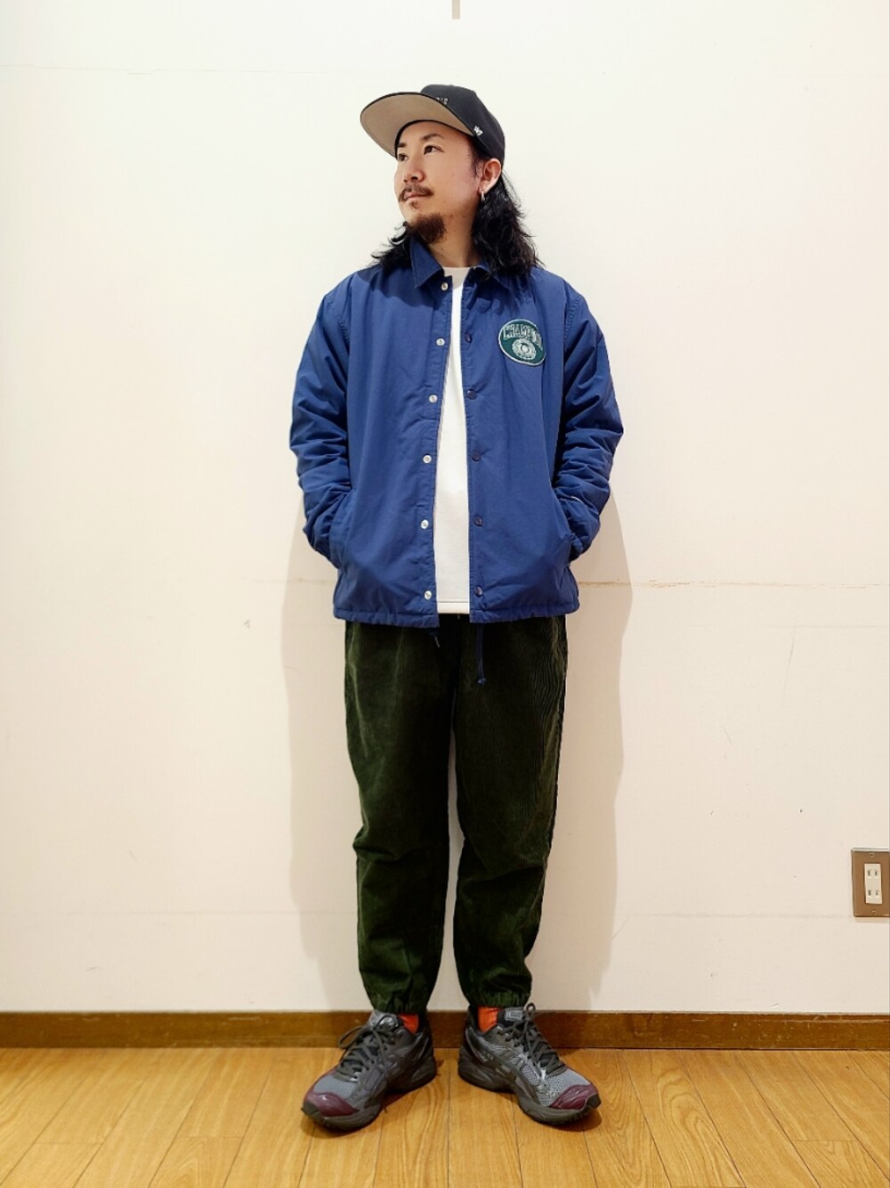 ブルー系のブルゾン、ホワイト系のTシャツ/カットソー、グリーン系のその他パンツを着用したメンズの冬コーディネートの1枚目の写真