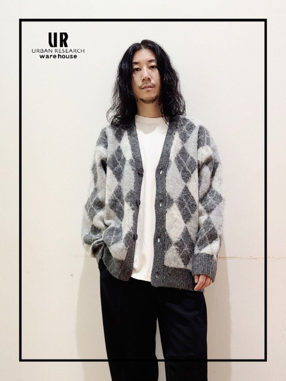 グレー系のニット/セーター、ホワイト系のTシャツ/カットソー、ブラック系のその他パンツを着用したメンズの秋コーディネートの1枚目の写真