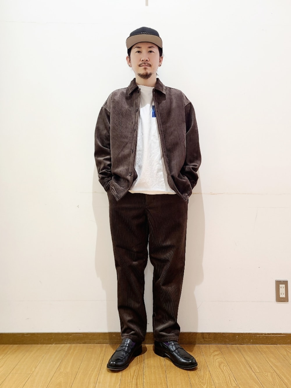 ブラウン系のシャツ/ブラウス、ブラウン系のその他パンツを着用したメンズの秋コーディネートの1枚目の写真