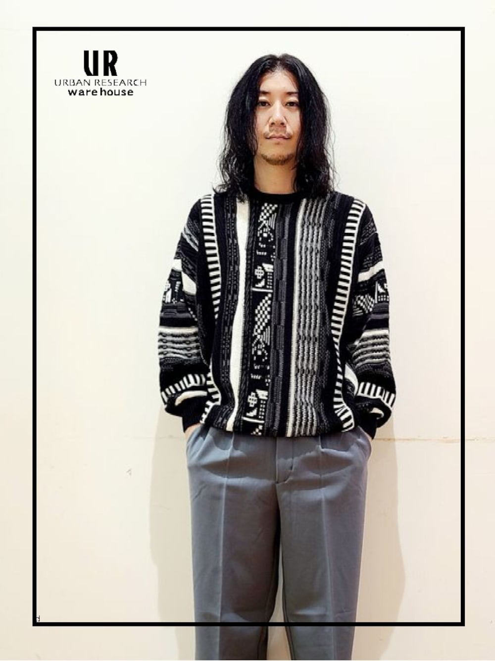 ブラック系のニット/セーター、グリーン系のその他パンツを着用したメンズの秋コーディネートの1枚目の写真