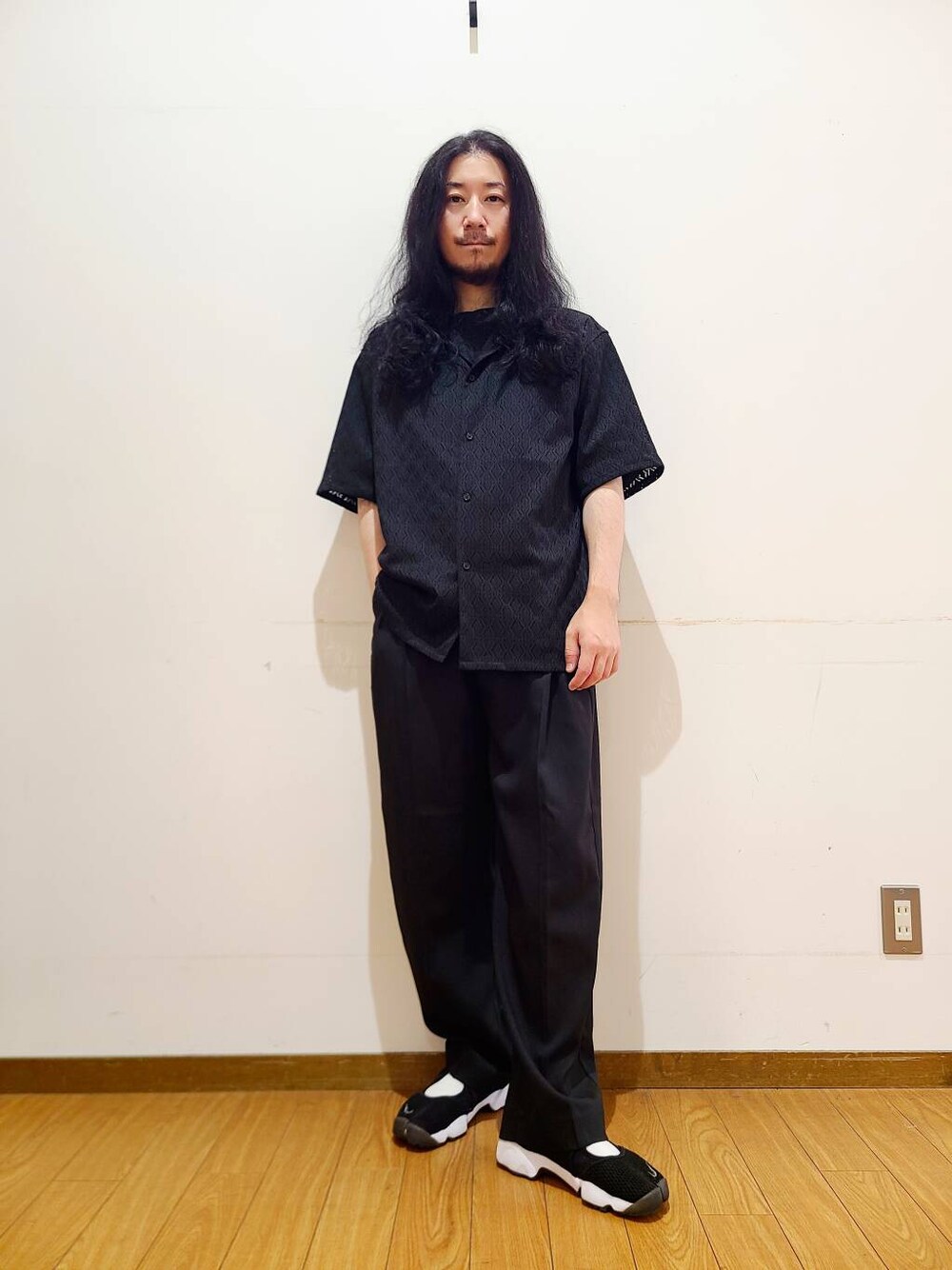 ブラック系のTシャツ/カットソー、ブラック系のその他パンツ、ブラック系のシャツ/ブラウスを着用したメンズの夏コーディネートの1枚目の写真