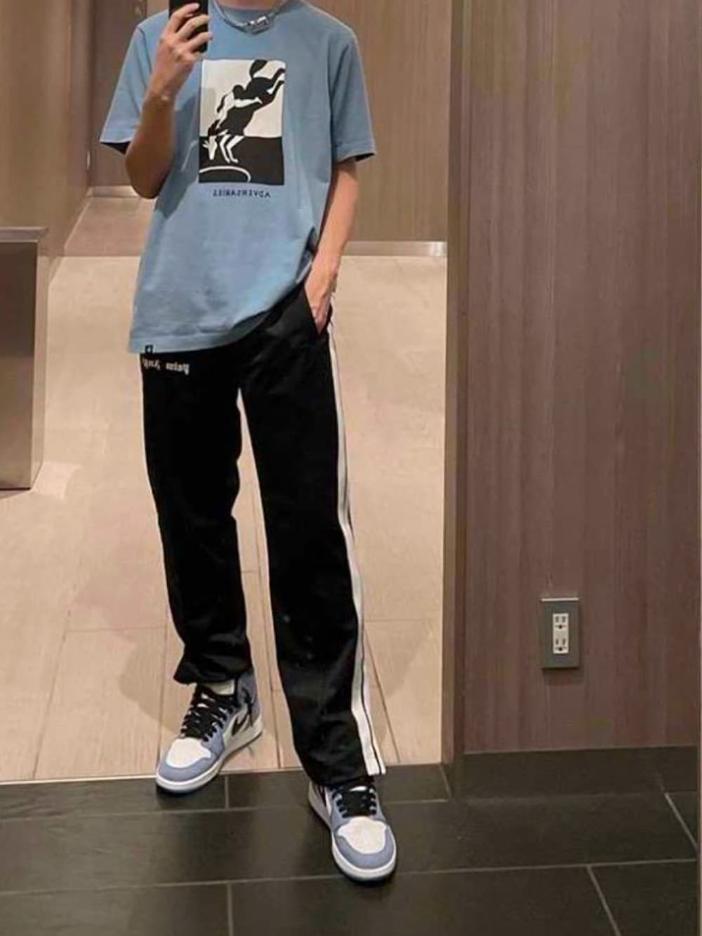 「メンズファッション、スニーカー、エアジョーダン1、男子高校生」｜「AIR JORDANのアイテム（スニーカー、ブルー系）」を使った、よーへいさん（メンズ・170cm）の冬コーディネートの1枚目の写真