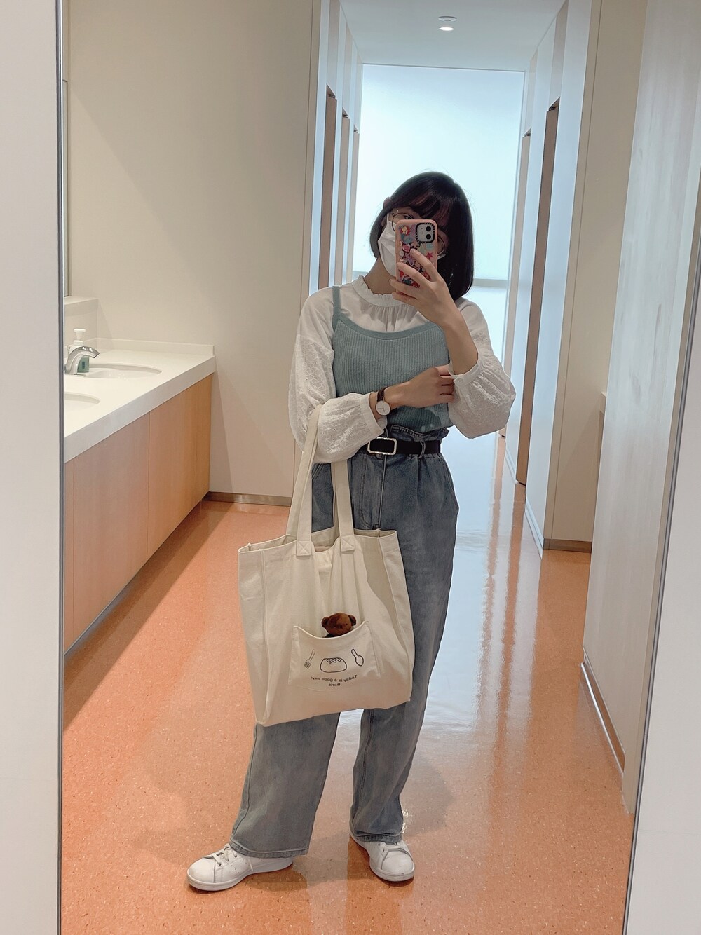 「秋服、今日のコーデ、秋のコーデ、おしゃれさんと繋がりたい、着回しコーデ、ニット、スニーカー、きれいめカジュアル、低身長、低身長コーデ、いいね、save、フォローお願いします🤑、ootd、通学コーデ、ゆるコーデ、大学生コーデ」｜「OLIVE des OLIVEのmiffyチャーム付トートバッグ（トートバッグ、ブラウン系）」を使った、ミルクセーキさん（レディース・151cm）の秋コーディネートの1枚目の写真
