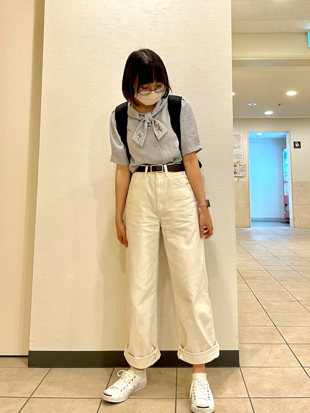 「大人カジュアル、ootd、カジュアルコーデ、スニーカー、今日のコーデ、白スニーカー、大学生、いいね、save、フォローお願いします🤑、おしゃれさんと繋がりたい、低身長コーデ、低身長」｜「UNIQLOのハイライズワイドストレートジーンズ（デニムパンツ、ホワイト系）」を使った、ミルクセーキさん（レディース・151cm）の秋コーディネートの1枚目の写真