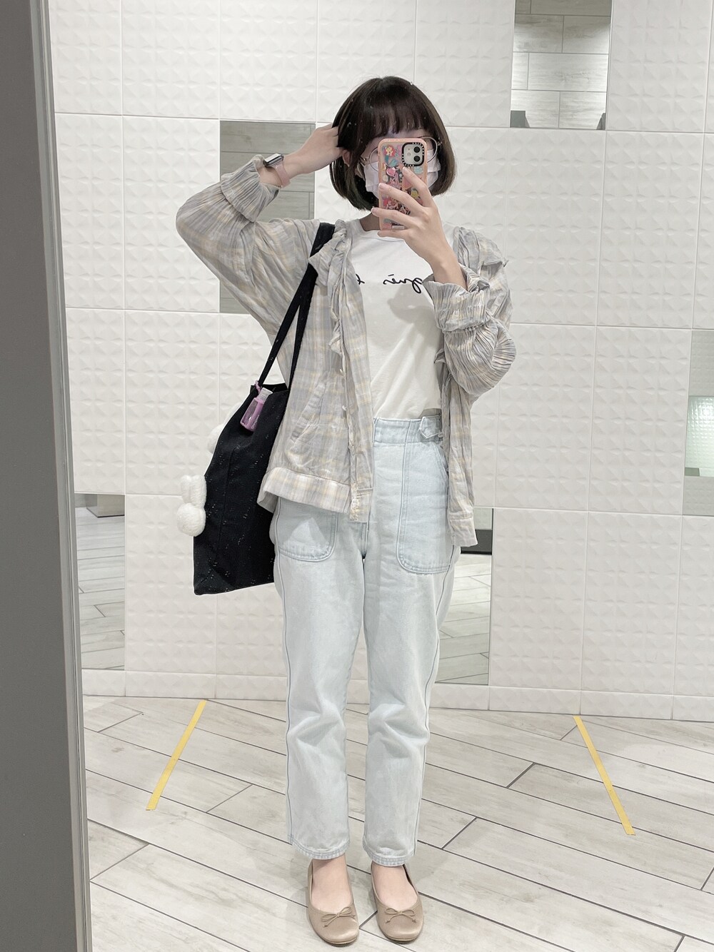 「シンプルコーデ、ゆるコーデ、お出かけコーデ、リラックススタイル、低身長、低身長コーデ、ハイウエスト、白Tシャツ、ショートヘア、いいね、save、フォローお願いします🤑、おしゃれさんと繋がりたい、今日のコーデ、ootd」｜「flowerのウィズデニムパンツ（デニムパンツ、ホワイト系）」を使った、ミルクセーキさん（レディース・151cm）の秋コーディネートの1枚目の写真