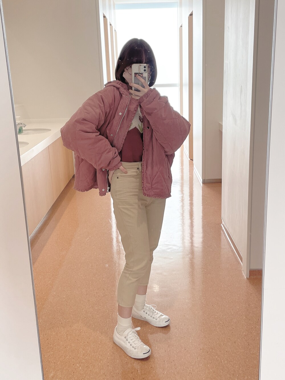 「クリスマスに着たい服、冬コーデ、オトナカジュアル、低身長コーデ、ニットコーデ、ゆるコーデ、スニーカー、いいね、save、フォローお願いします🤑、お洒落さんとつながりたい、ootd、今日のコーデ、低身長、可愛い、大学生」｜「moi tyttoのアンクルステッチ パンツ（その他パンツ、ベージュ系）」を使った、ミルクセーキさん（レディース・151cm）の冬コーディネートの1枚目の写真