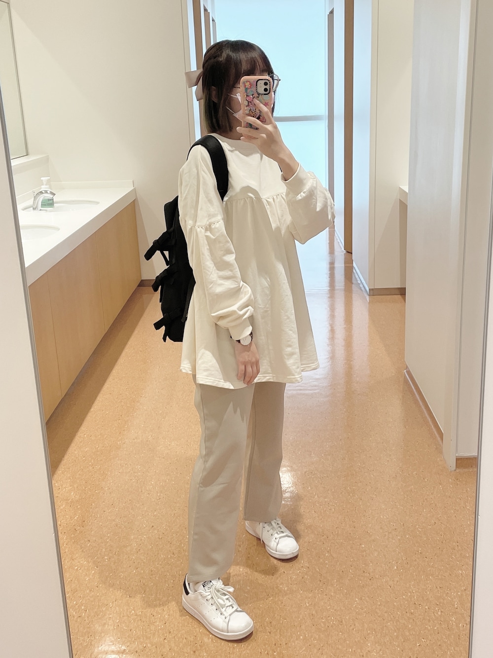 「オトナカジュアル、秋服、カジュアル、お洒落さんとつながりたい、シンプル、低身長女子、スラックス、ゆったりコーデ、秋コーデ、ootd、今日のコーデ、低身長コーデ、低身長、いいね、save、フォローお願いします🤑」｜「flowerのデイリーフレアパンツ（その他パンツ、グレー系）」を使った、ミルクセーキさん（レディース・151cm）の秋コーディネートの1枚目の写真