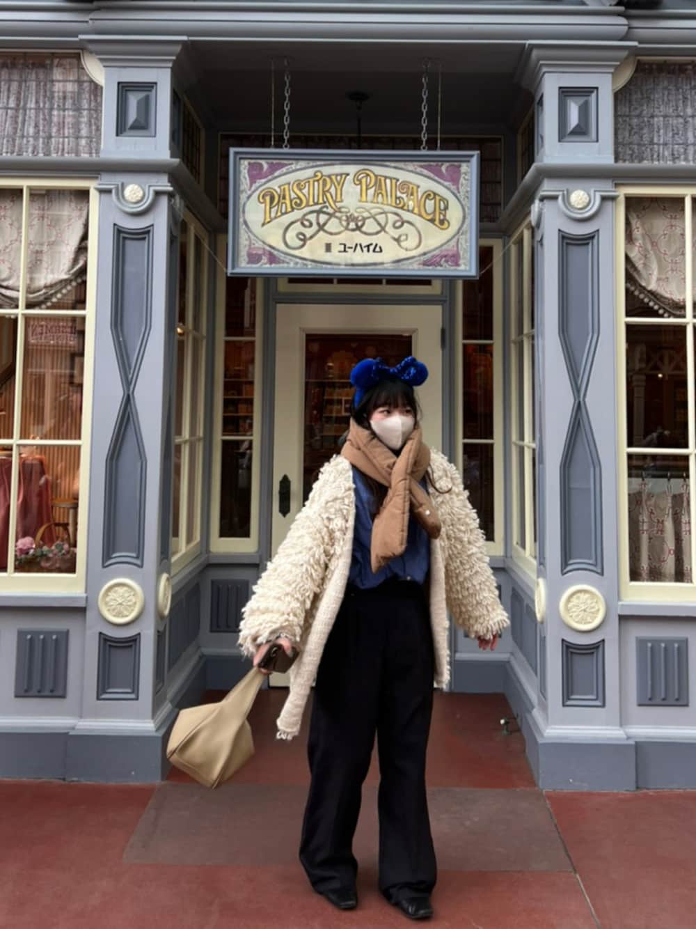 ベージュ系のハンドバッグ、ブラック系のスラックス、その他のシャツ/ブラウスを着用したレディースの春コーディネートの1枚目の写真