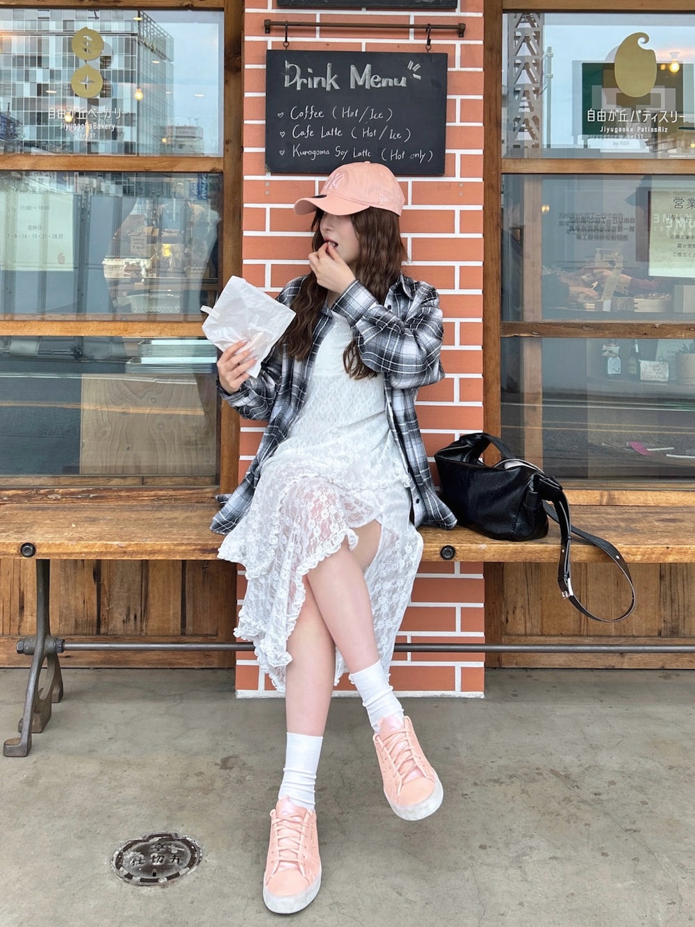 「春めき満開コーデ、最近のいい感じコーデ、レース、キャップ、キャップ女子、ニューエラ、adidas、NEW ERA、ワンピース、春色、デートコーデ、スニーカー、ピンクコーデ、お出かけコーデ、やっぱり帽子が好き」｜「adidasのアイテム（スニーカー、ピンク系）」を使った、SAKURAさん（レディース・161cm）の春コーディネートの1枚目の写真