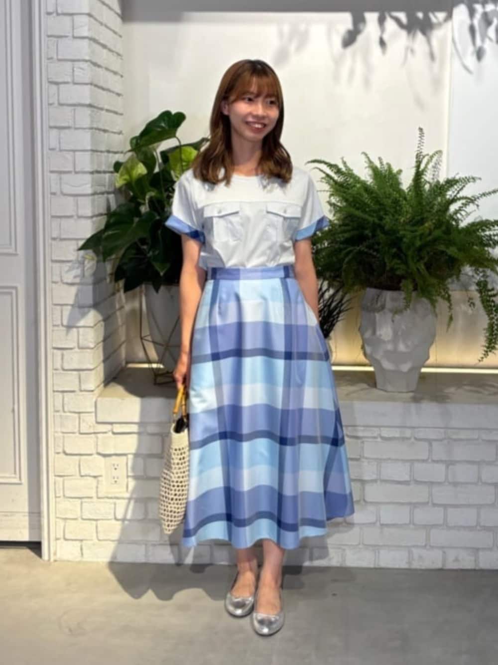 シルバー系のバレエシューズ、ホワイト系のトートバッグ、ブルー系のシャツ/ブラウスを着用したレディースの夏コーディネートの1枚目の写真