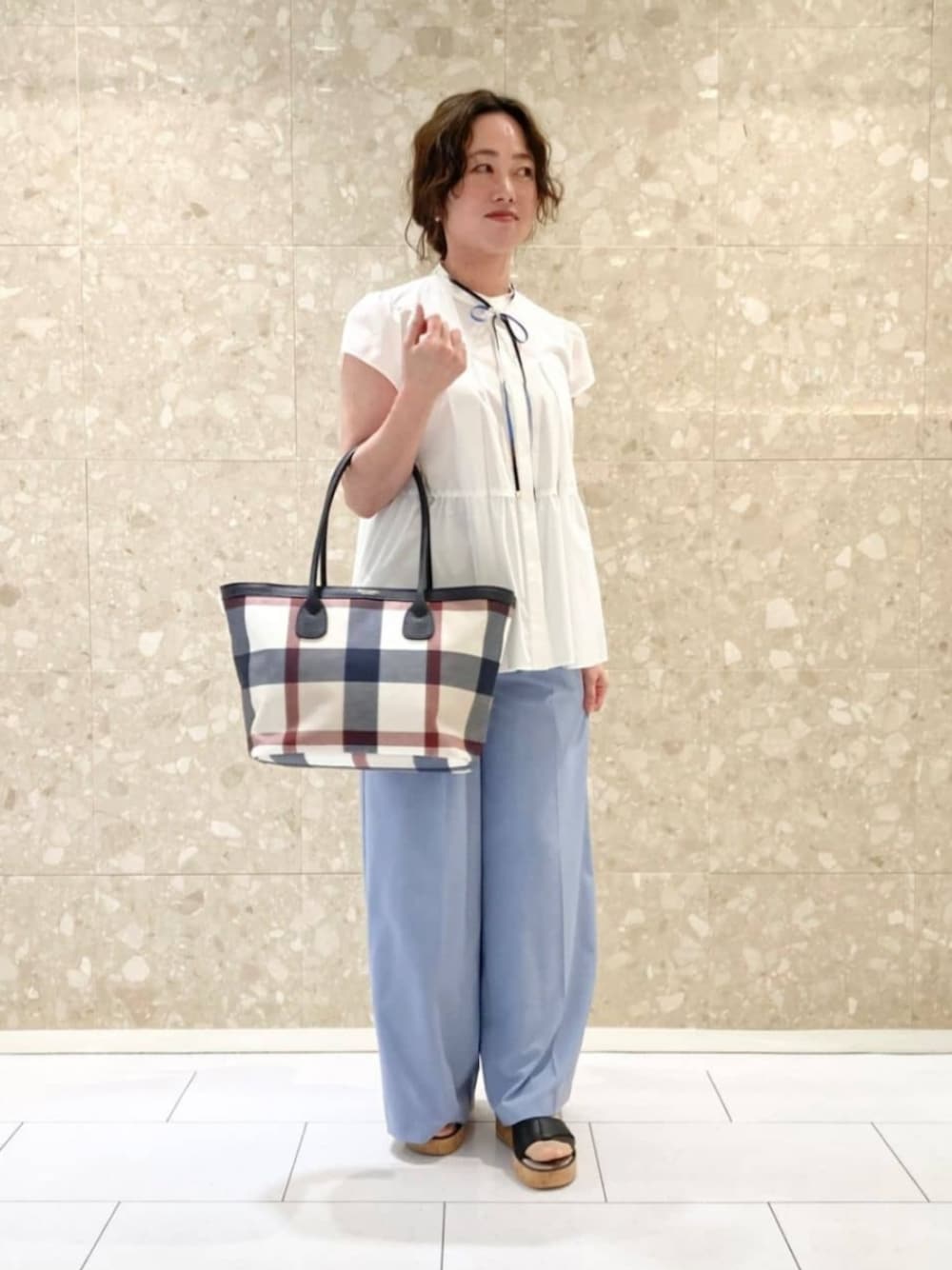 「今日のコーデ、ootd、夏コーデ、カジュアルコーデ、カジュアル、シンプルコーデ、シンプル、ラクチンコーデ、通勤コーデ、おでかけコーデ、トレンド、半袖シャツ、トートバッグ、リボン、ナチュラル」｜「BLUE LABEL CRESTBRIDGEの厚底サンダル（サンダル、ブラック系）」を使った、ブルーレーベル・クレストブリッジ公式さん（レディース・154cm）の夏コーディネートの1枚目の写真