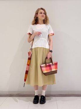 「アイテム（折りたたみ傘）」を使った、ブルーレーベル・クレストブリッジ公式さん（レディース・161cm）の夏コーディネート
