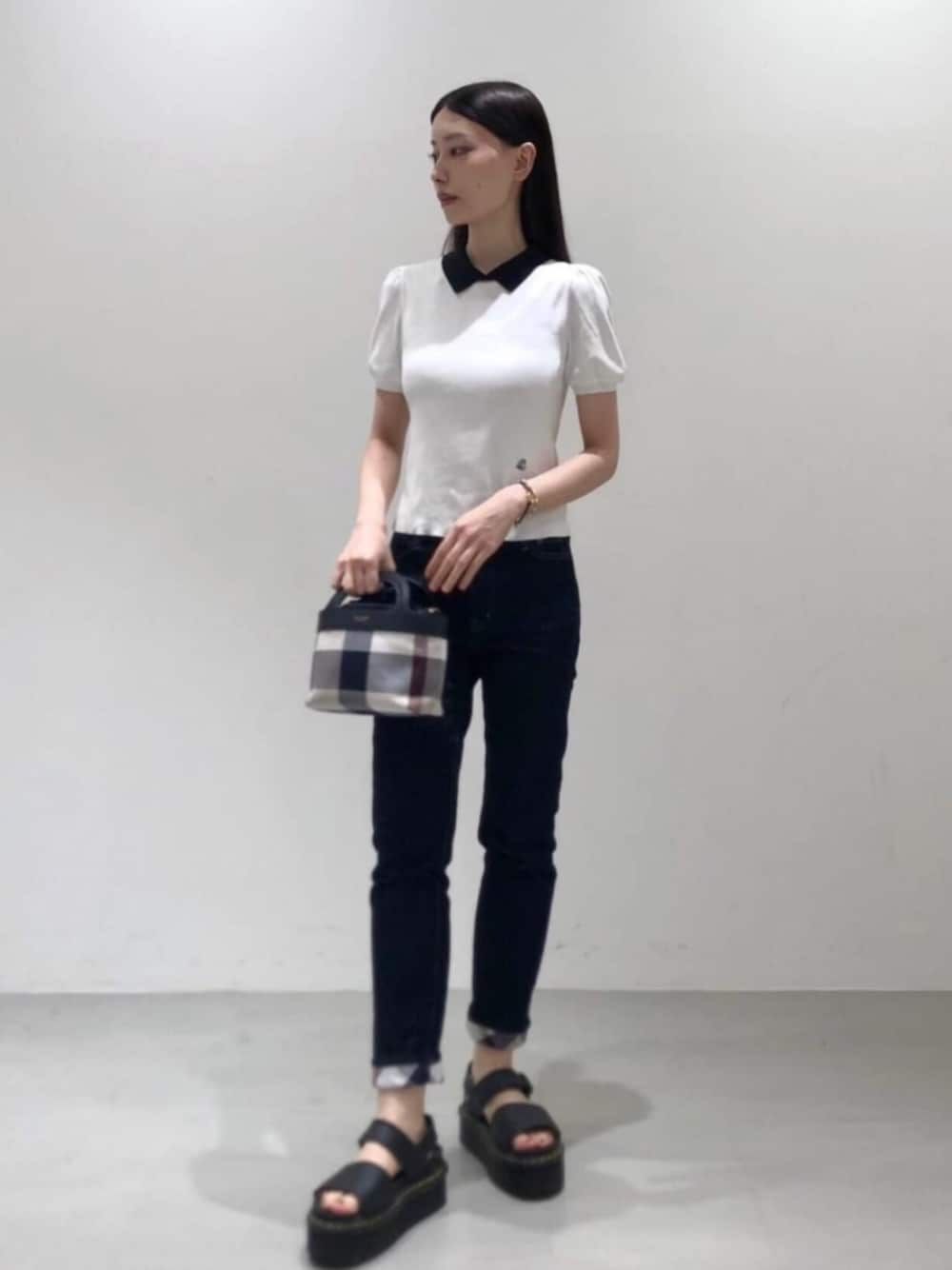 「今日のコーデ、ootd、夏コーデ、大人コーデ、大人ファッション、ラクチンコーデ、モノトーンコーデ、モノトーン、シンプルコーデ、シンプル、カジュアル、トレンド、パフスリーブ、半袖シャツ、パンツスタイル」｜「BLUE LABEL CRESTBRIDGEのドライレーヨンストレッチ襟付きプルオーバー（ニット/セーター、ホワイト系）」を使った、ブルーレーベル・クレストブリッジ公式さん（レディース・167cm）の夏コーディネートの1枚目の写真