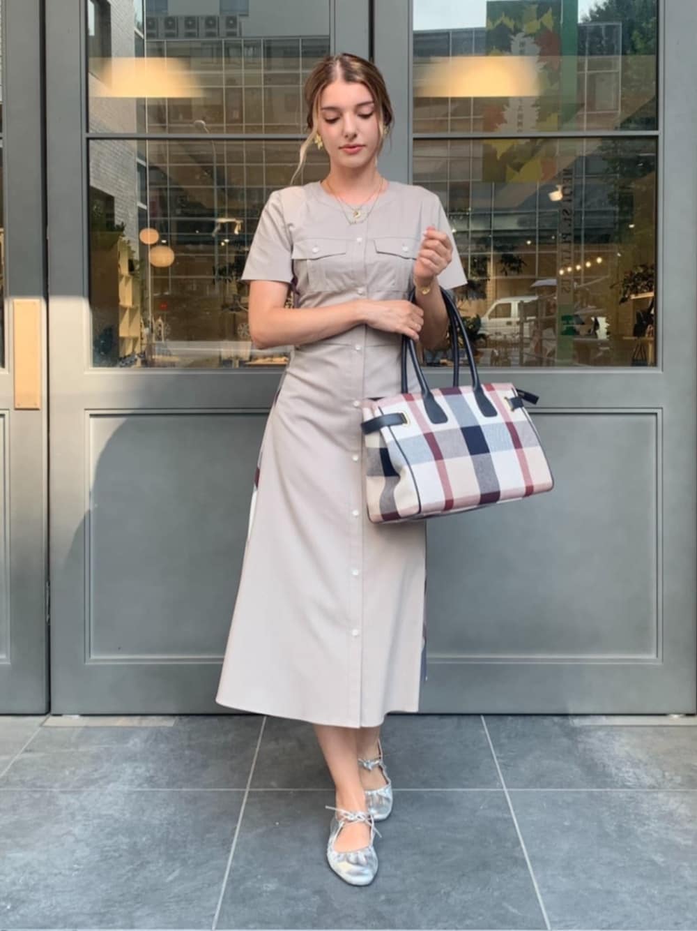 「今日のコーデ、ootd、夏コーデ、通勤コーデ、おでかけコーデ、ラクチンコーデ、シンプルコーデ、シンプル、ナチュラル、トレンド、ワンピース、チェック、ベージュ、トートバッグ」｜「BLUE LABEL CRESTBRIDGEのクレストブリッジチェックキャンバスハトメトート（トートバッグ、ベージュ系）」を使った、ブルーレーベル・クレストブリッジ公式さん（レディース・160cm）の夏コーディネートの1枚目の写真