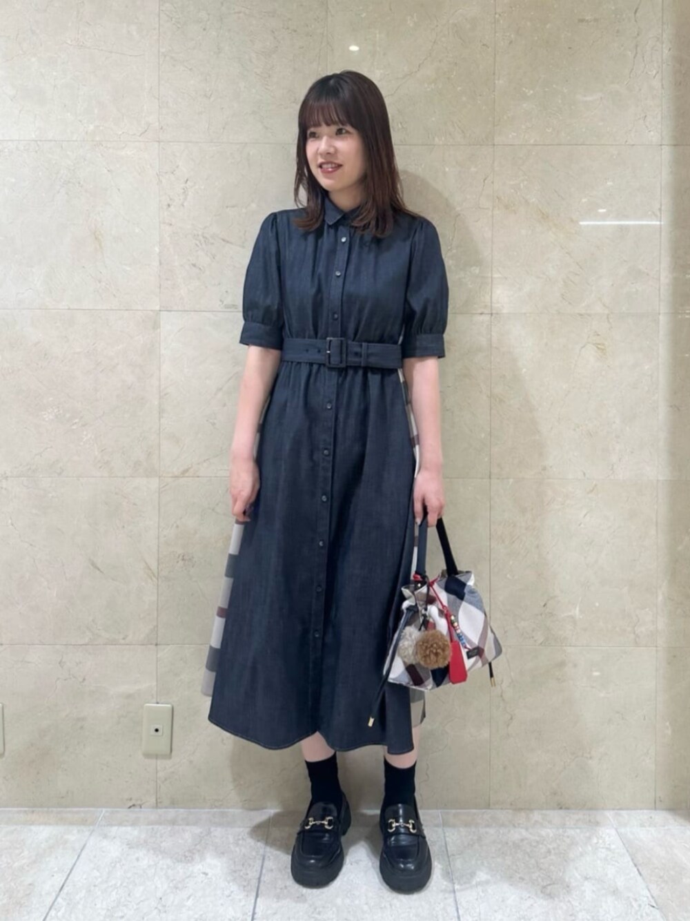 デニムライクパーシャルチェックドレスを使った人気ファッション