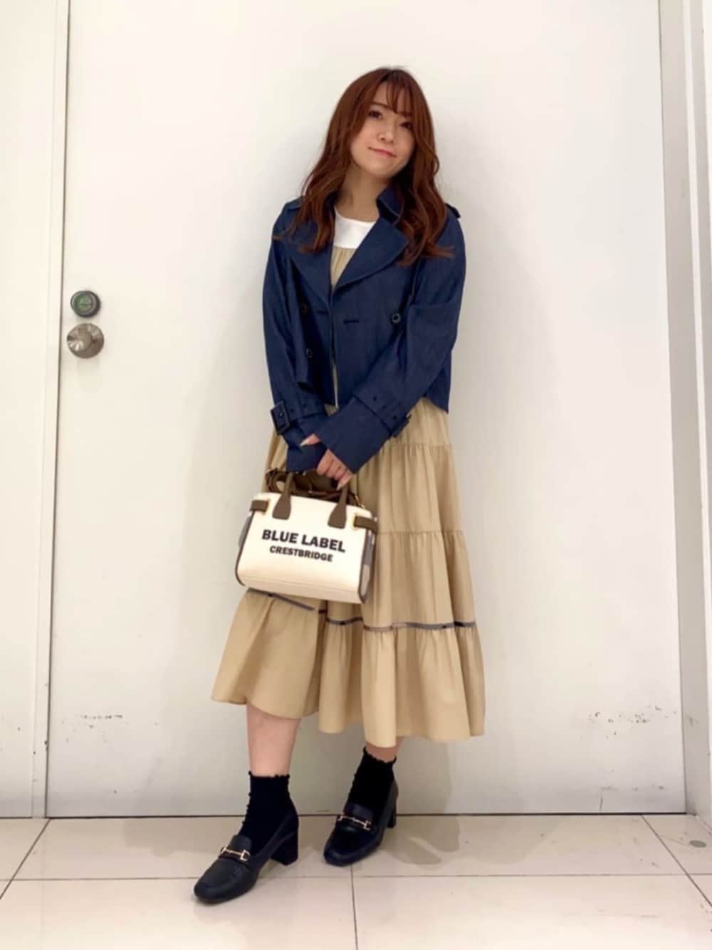 「フリル、秋コーデ、大人カジュアル、大人コーデ、おでかけコーデ、通勤コーデ、カジュアル、カジュアルコーデ、ラクチンコーデ、シンプルコーデ、シンプル、ワンピース、ベージュ、春コーデ、オトナ女子」｜「BLUE LABEL CRESTBRIDGEのショートトレンチコート（トレンチコート、ブルー系）」を使った、ブルーレーベル・クレストブリッジ公式さん（レディース・152cm）の夏コーディネートの1枚目の写真