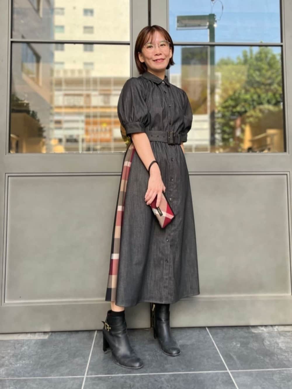 デニムライクパーシャルチェックドレスを使った人気ファッション
