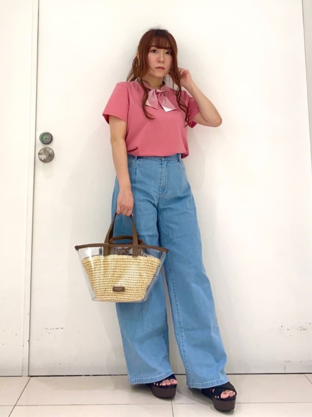 ピンク系のTシャツ/カットソー、ブルー系のデニムパンツを着用したレディースの秋コーディネートの1枚目の写真