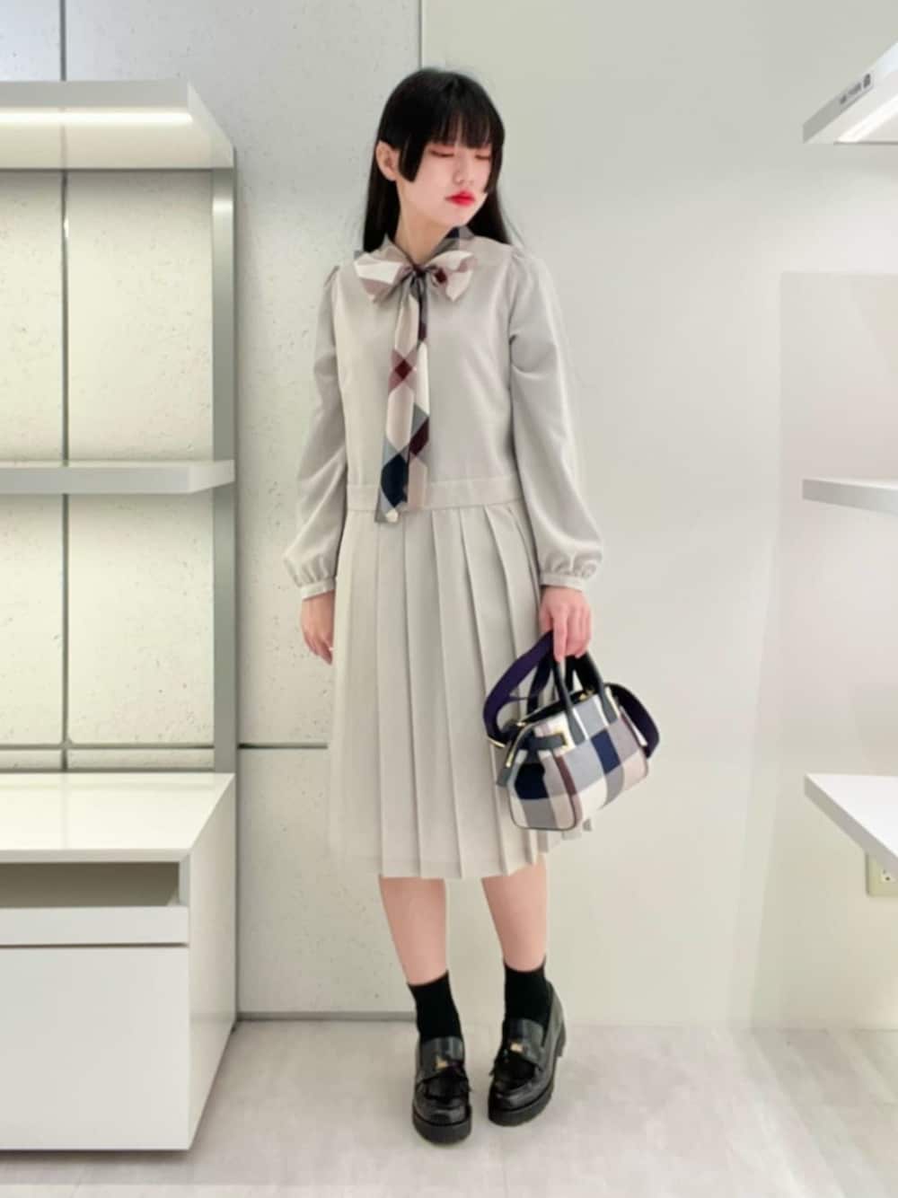 「今日のコーデ、ootd、春コーデ、秋コーデ、おでかけコーデ、ラクチンコーデ、シンプルコーデ、シンプル、大人コーデ、トレンド、オケージョン、ワンピース、プリーツスカート、ベージュ、チェック」｜「BLUE LABEL CRESTBRIDGEのクレストブリッジチェックキャンバスハトメミニトート（ショルダーバッグ、ベージュ系）」を使った、ブルーレーベル・クレストブリッジ公式さん（レディース・157cm）の夏コーディネートの1枚目の写真