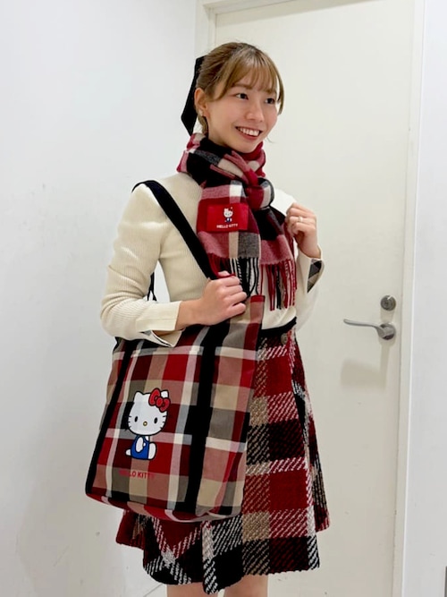 ブルーレーベルクレストブリッジ 10周年ハローキティコラボ マフラー