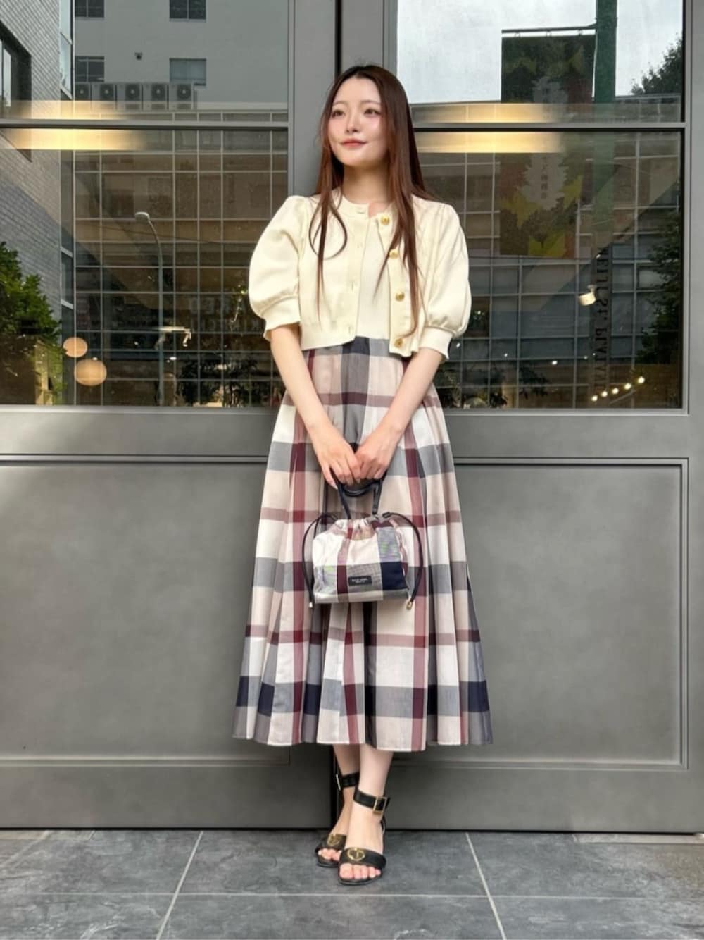 「今日のコーデ、ootd、夏コーデ、おでかけコーデ、ラクチンコーデ、シンプルコーデ、シンプル、トレンド、ナチュラル、チェック、ベージュ、ロングスカート、カーディガン、ショルダーバッグ、きれいめカジュアル」｜「BLUE LABEL CRESTBRIDGEの【美人百花コラボ】ショートカーディガン（カーディガン/ボレロ、ホワイト系）」を使った、ブルーレーベル・クレストブリッジ公式さん（レディース・163cm）の夏コーディネートの1枚目の写真