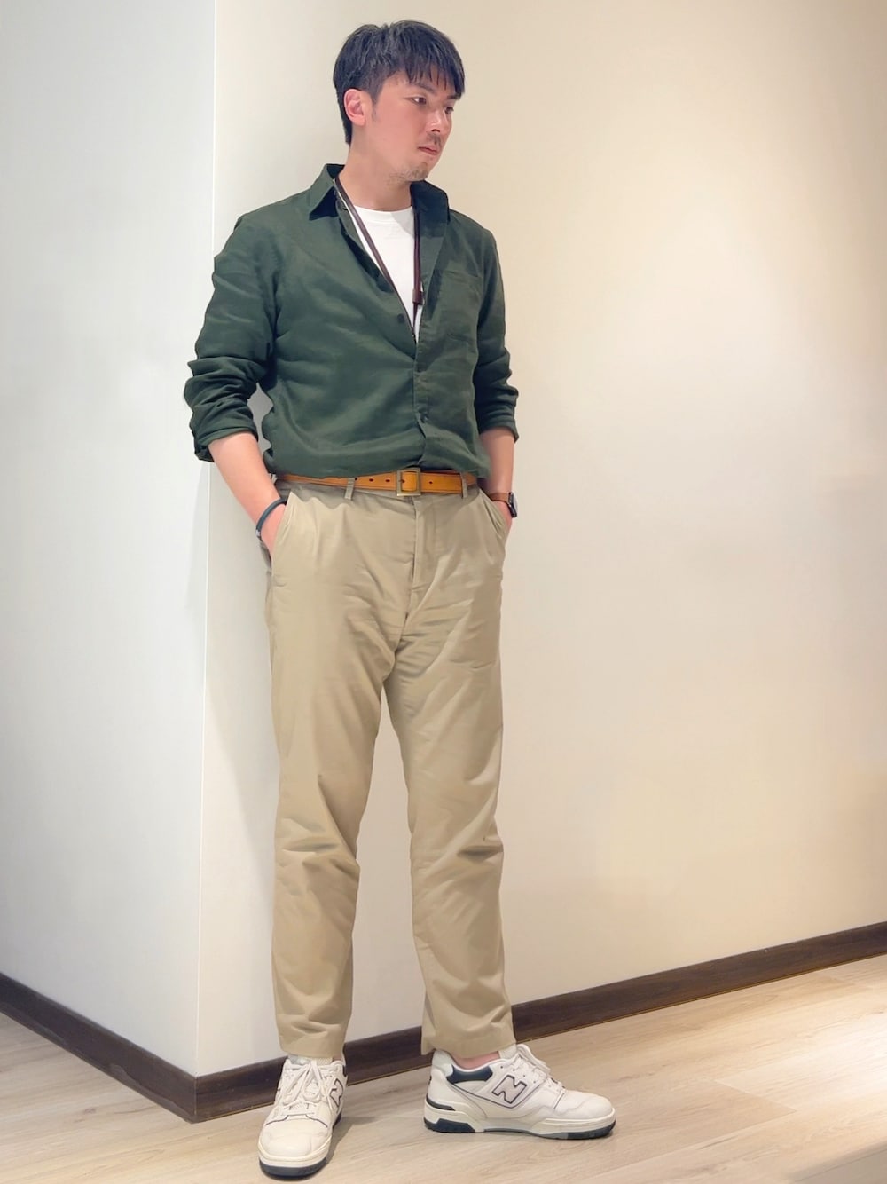 「HAZZYSのアイテム（チノパンツ、ベージュ系）」を使った、mads Kaoさん（メンズ・178cm）の夏コーディネートの1枚目の写真