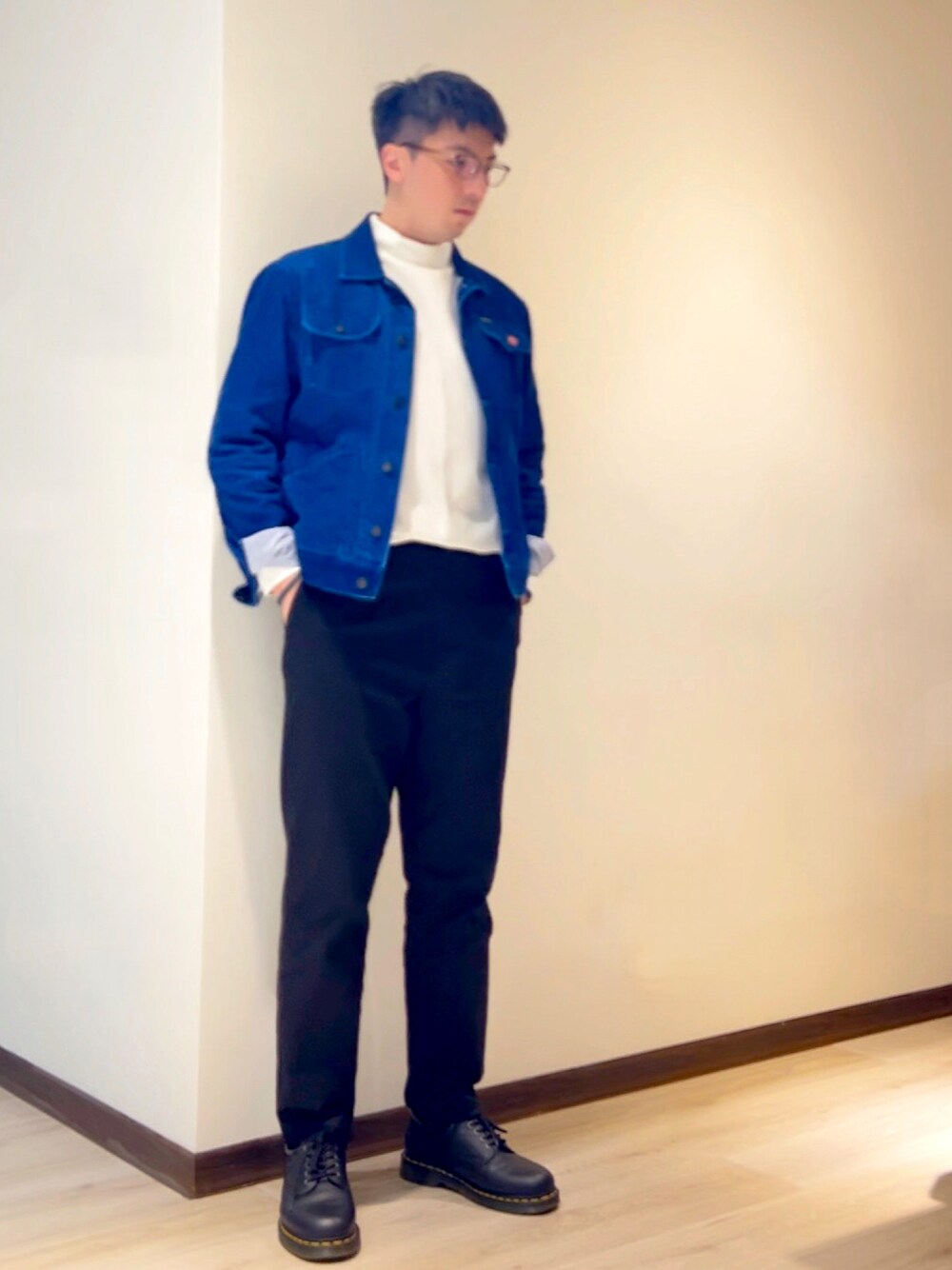 「UNIQLOのアイテム（チノパンツ、ブラック系）」を使った、mads Kaoさん（メンズ・178cm）の春コーディネートの1枚目の写真