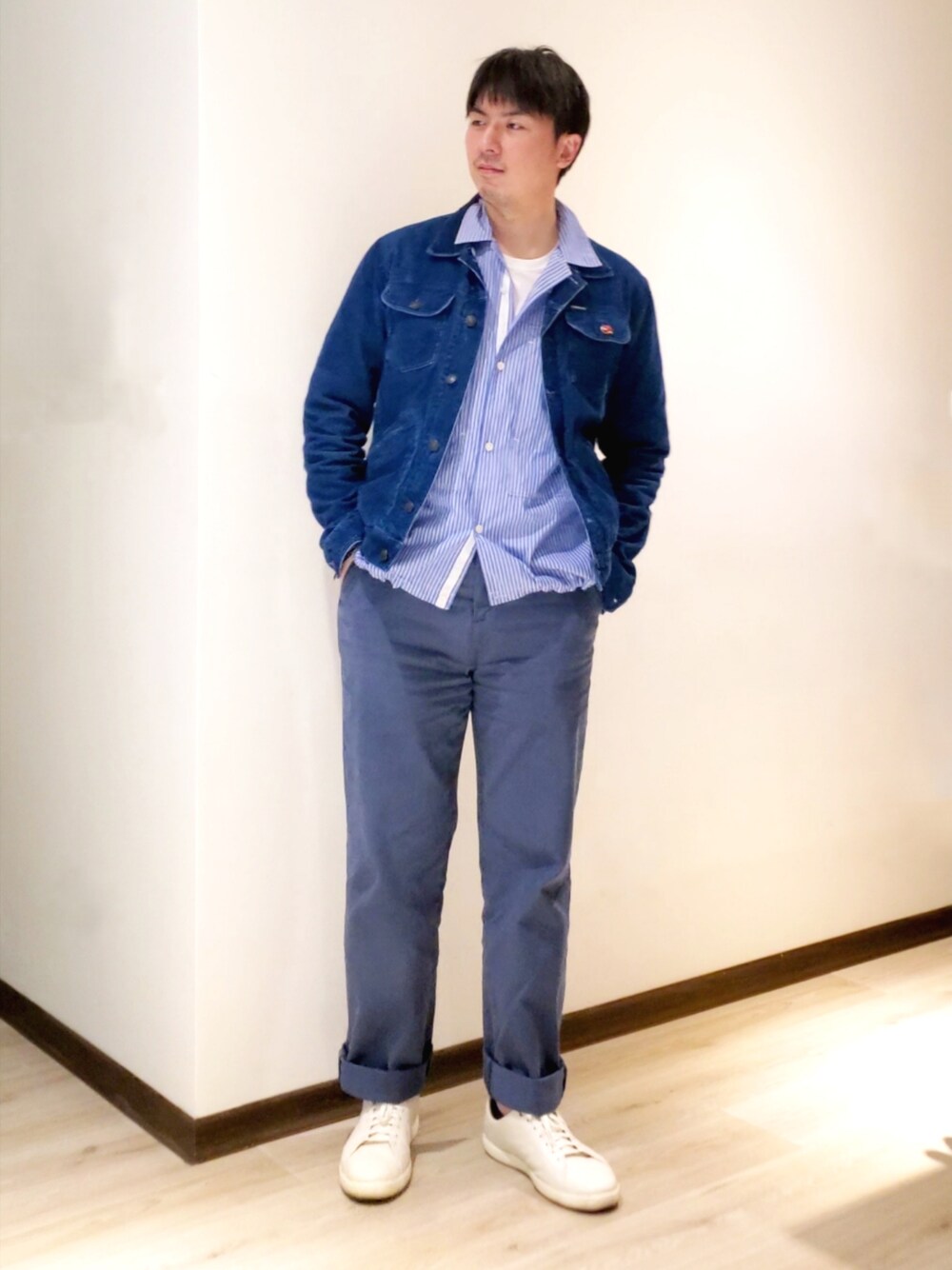 「BROOKS BROTHERSのコットンツイル ガーメントダイ プレーンフロント カジュアルパンツ MILANO 【ZOZOTOWN限定展開 OUTLET】（チノパンツ、ブルー系）」を使った、mads Kaoさん（メンズ・178cm）の春コーディネートの1枚目の写真
