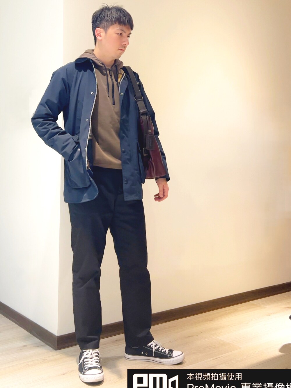 「UNIQLOのアイテム（チノパンツ、ブラック系）」を使った、mads Kaoさん（メンズ・178cm）の春コーディネートの1枚目の写真