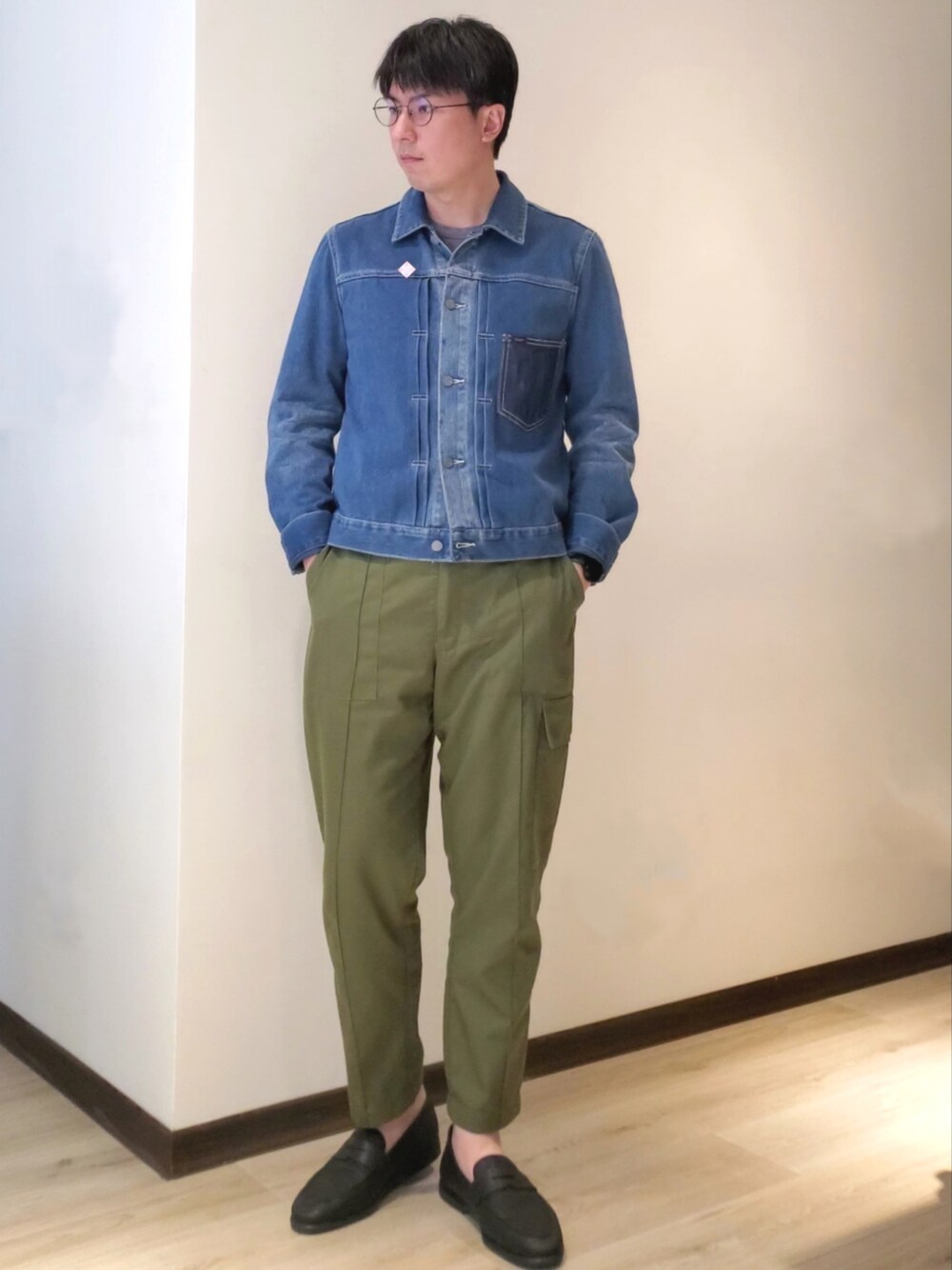 「unknownのアイテム（その他パンツ、グリーン系）」を使った、mads Kaoさん（メンズ・178cm）の春コーディネートの1枚目の写真