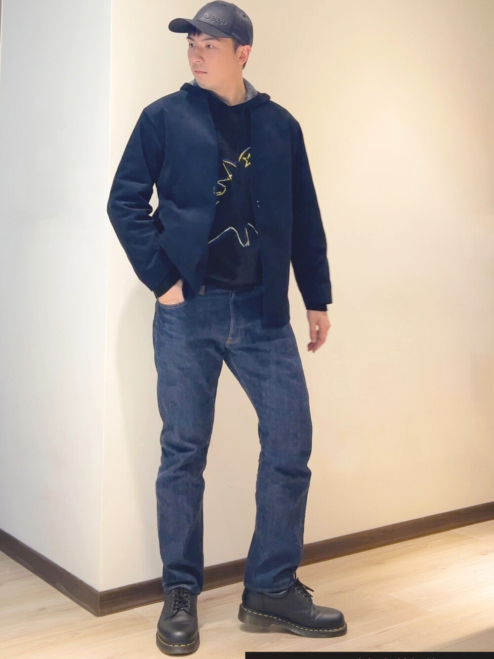 「RESOLUTEのアイテム（デニムパンツ、ブルー系）」を使った、mads Kaoさん（メンズ・178cm）の春コーディネートの1枚目の写真