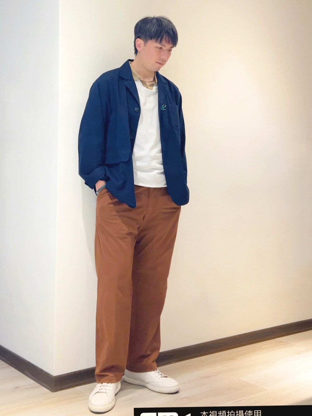 「UNIQLOのアイテム（チノパンツ、ブラウン系）」を使った、mads Kaoさん（メンズ・178cm）の春コーディネートの1枚目の写真