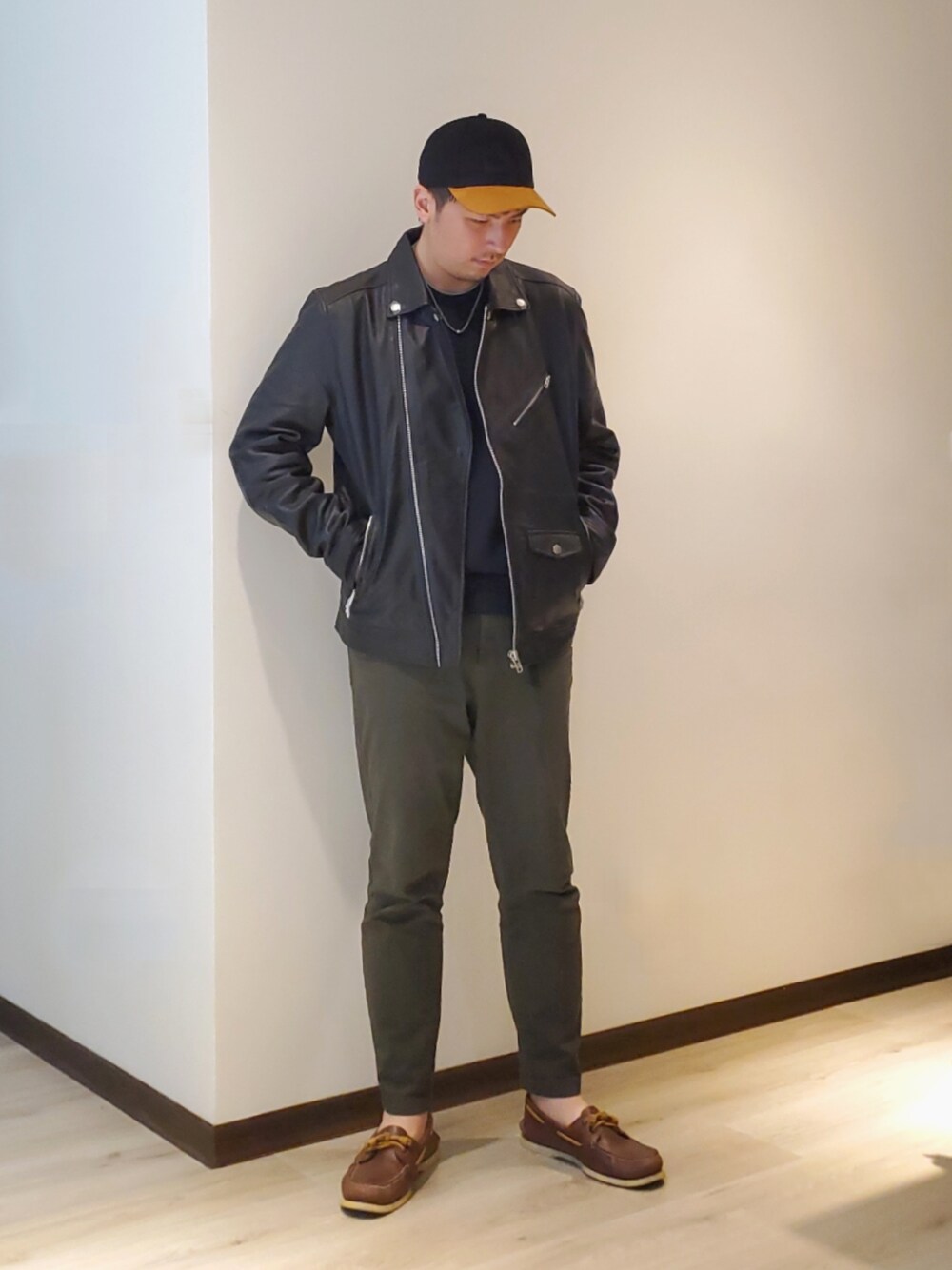 「Timberlandのビンテージ スタイル ウール ブレンド ベースボール キャップ（キャップ、ブラック系）」を使った、mads Kaoさん（メンズ・178cm）の春コーディネートの1枚目の写真