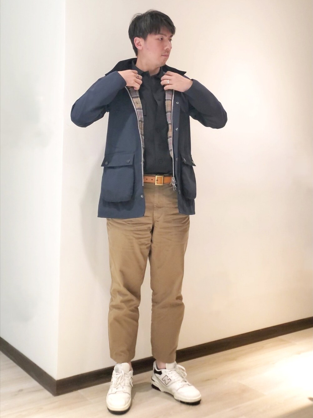 「UNIQLOのアイテム（チノパンツ、ブラウン系）」を使った、mads Kaoさん（メンズ・178cm）の春コーディネートの1枚目の写真