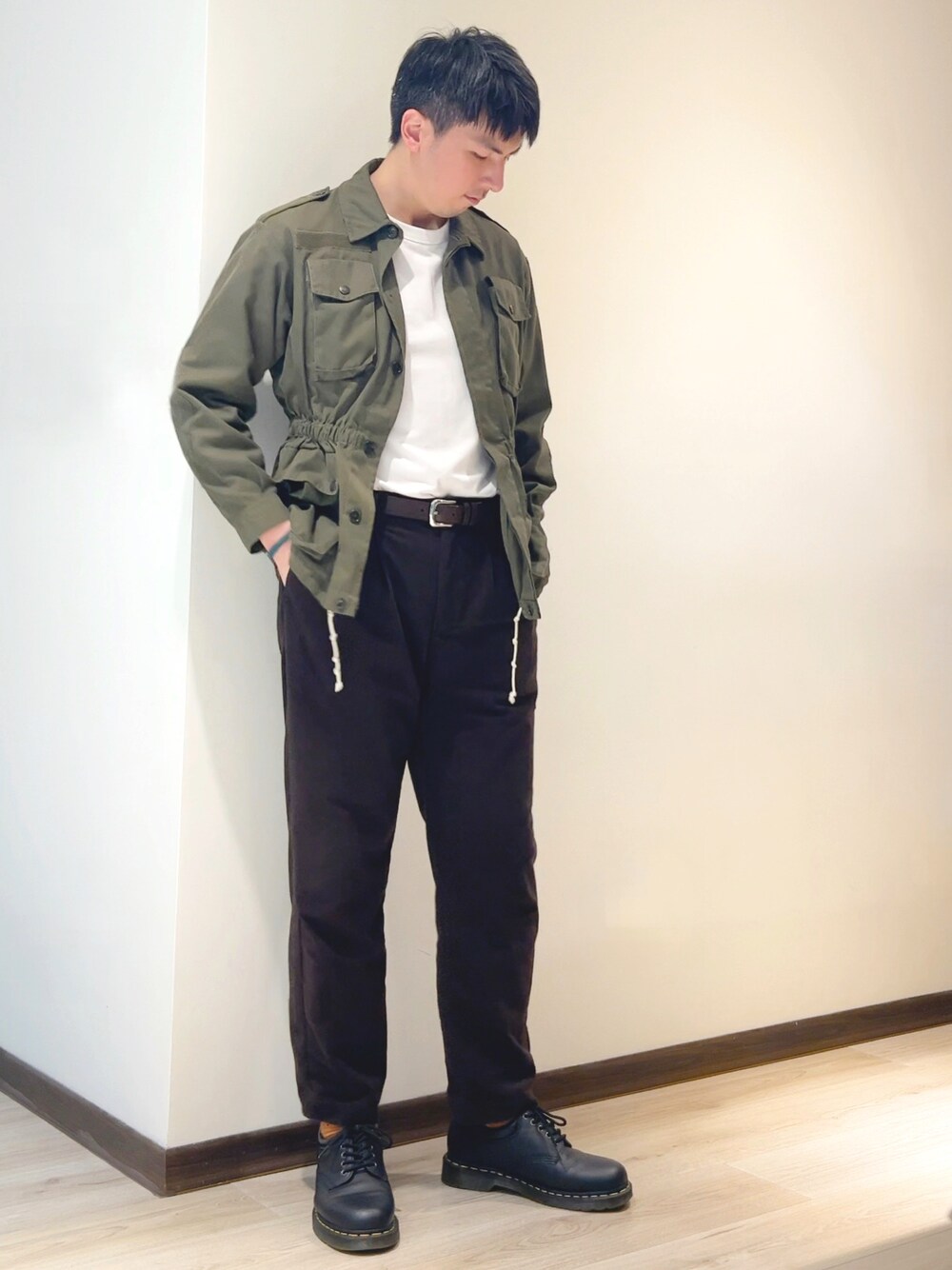 「SENSE OF PLACE by URBAN RESEARCHのコーデュロイテーパードスラックス（スラックス、パープル系）」を使った、mads Kaoさん（メンズ・178cm）の春コーディネートの1枚目の写真