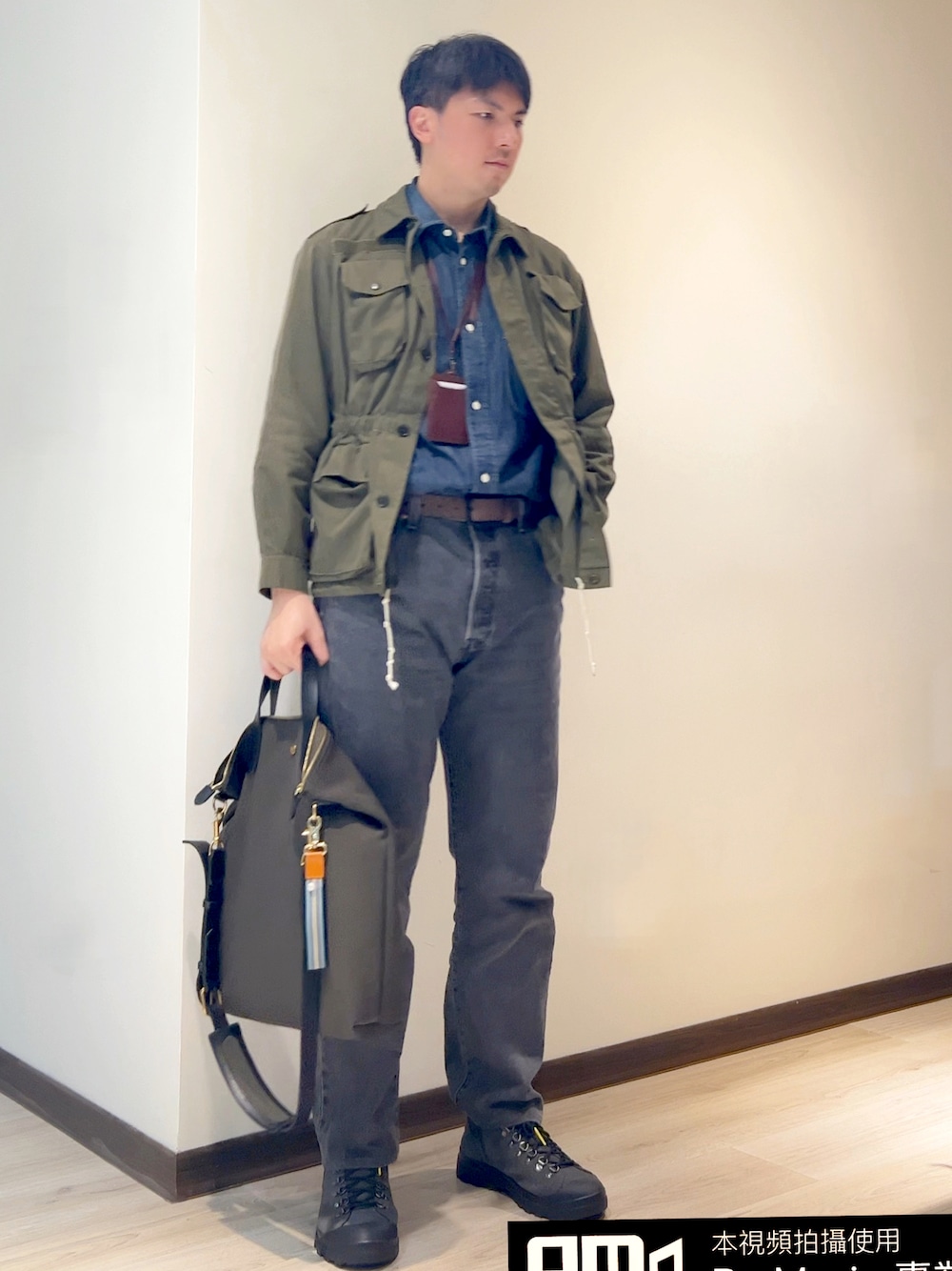 「MISMOのアイテム（ショルダーバッグ、グリーン系）」を使った、mads Kaoさん（メンズ・178cm）の春コーディネートの1枚目の写真