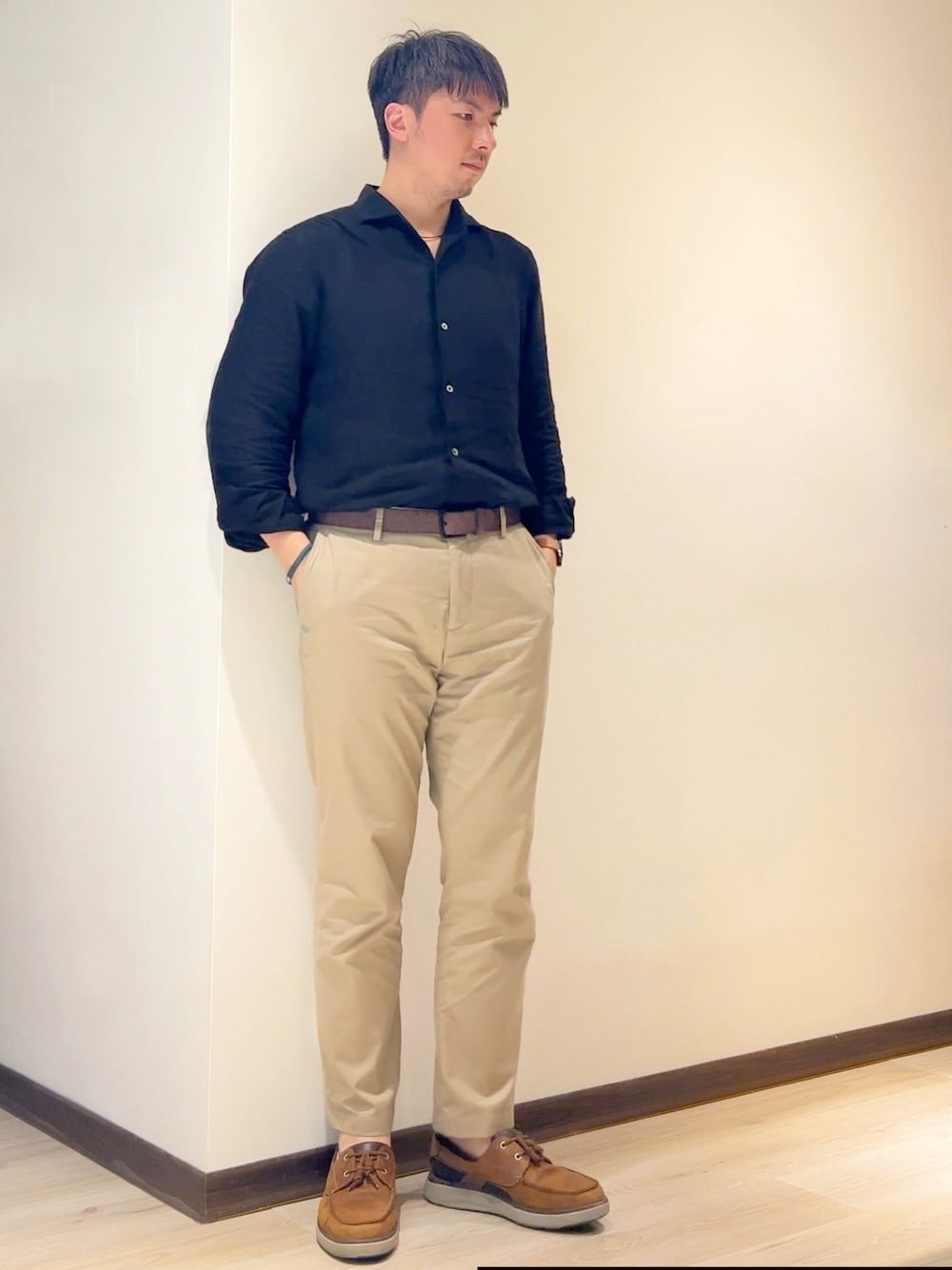 「HAZZYSのアイテム（チノパンツ、ベージュ系）」を使った、mads Kaoさん（メンズ・178cm）の春コーディネートの1枚目の写真