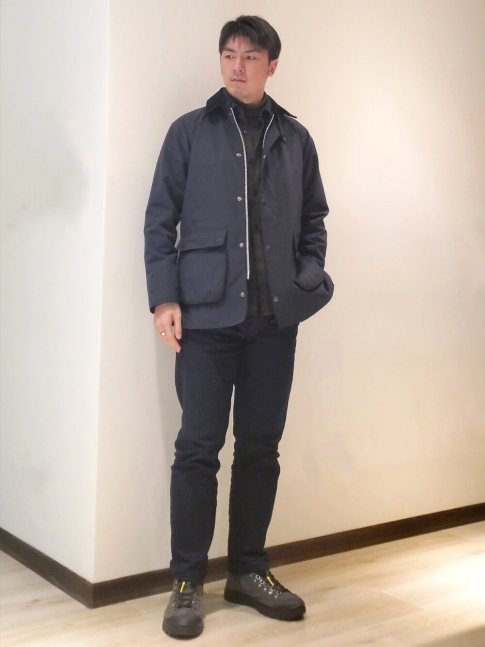 「UNIQLOのストレッチセルビッジスリムフィットジーンズ（デニムパンツ、ブルー系）」を使った、mads Kaoさん（メンズ・178cm）の冬コーディネートの1枚目の写真