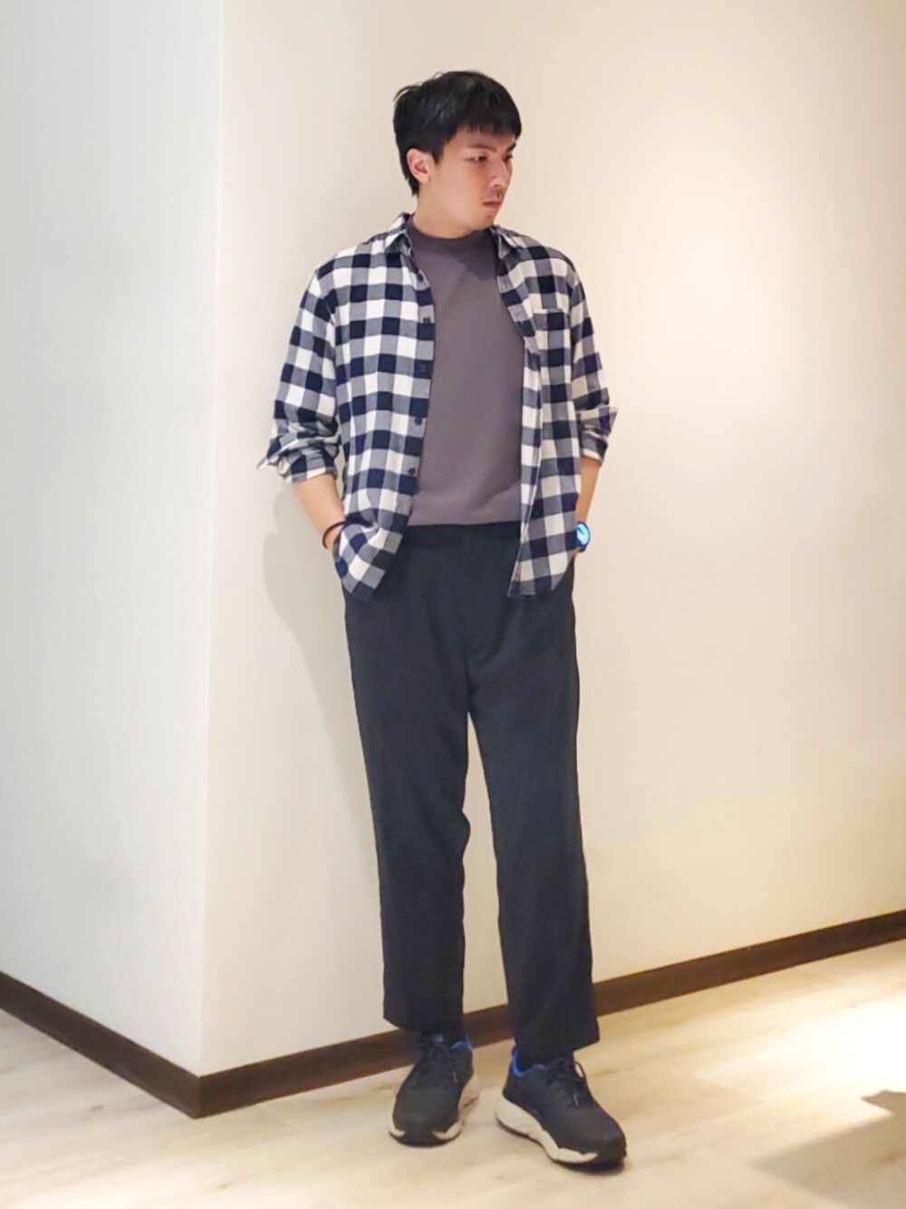 ブラック系のスラックス、ブラック系のスニーカー、グレー系のTシャツ/カットソーを着用したメンズの夏コーディネートの1枚目の写真