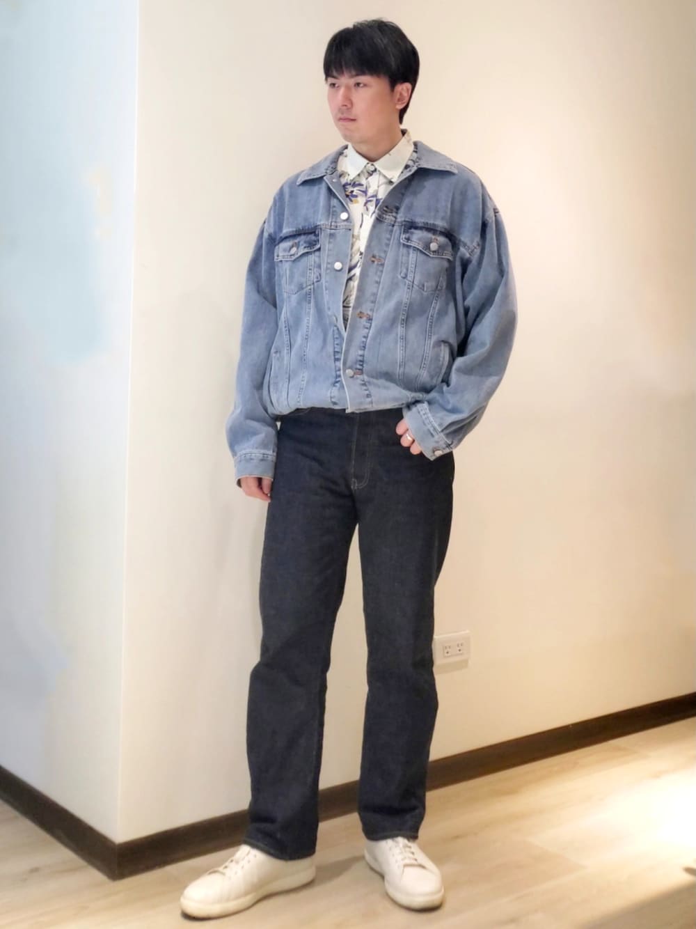「WAREHOUSEの【予約・イベント限定】WAREHOUSE × BEAMS PLUS / 別注Lot.1001xx ONE WASH（デニムパンツ、ブルー系）」を使った、mads Kaoさん（メンズ・178cm）の春コーディネートの1枚目の写真