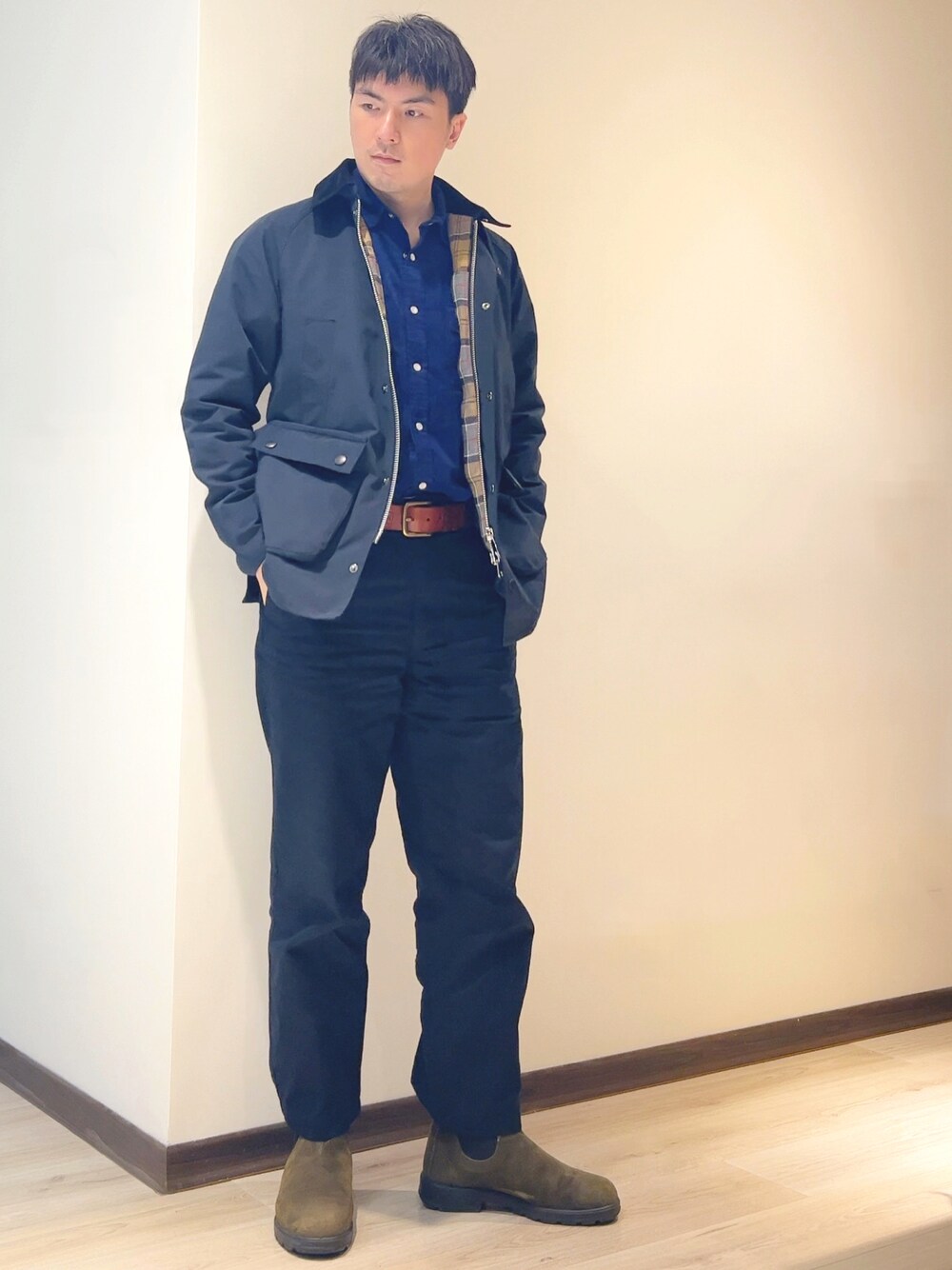 「mujiのアイテム（チノパンツ、ブルー系）」を使った、mads Kaoさん（メンズ・178cm）の春コーディネートの1枚目の写真