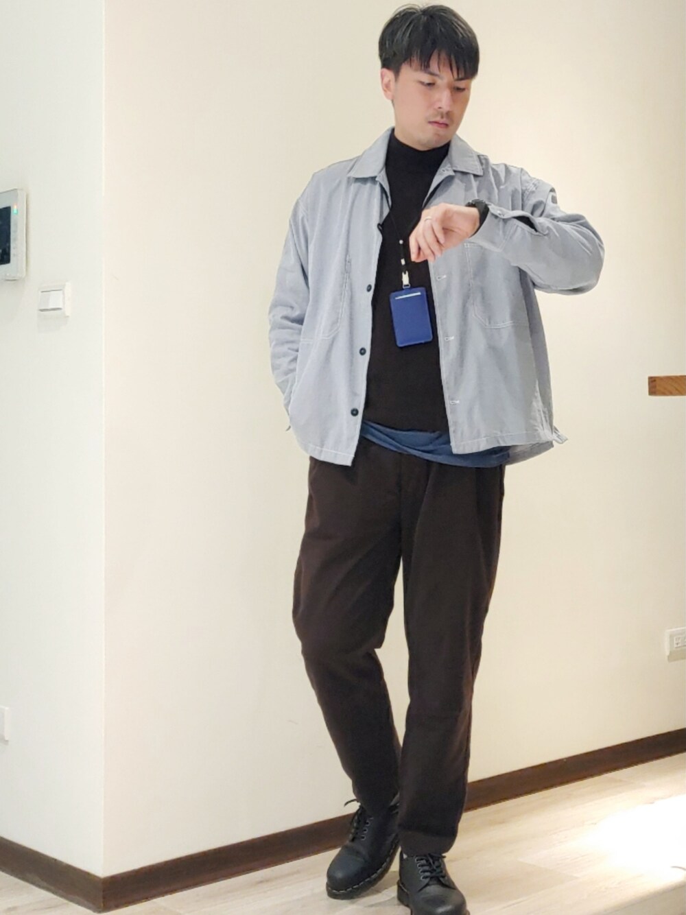 パープル系のその他パンツ、ブラック系のドレスシューズ、ブラウン系のニット/セーターを着用したメンズの春コーディネートの1枚目の写真